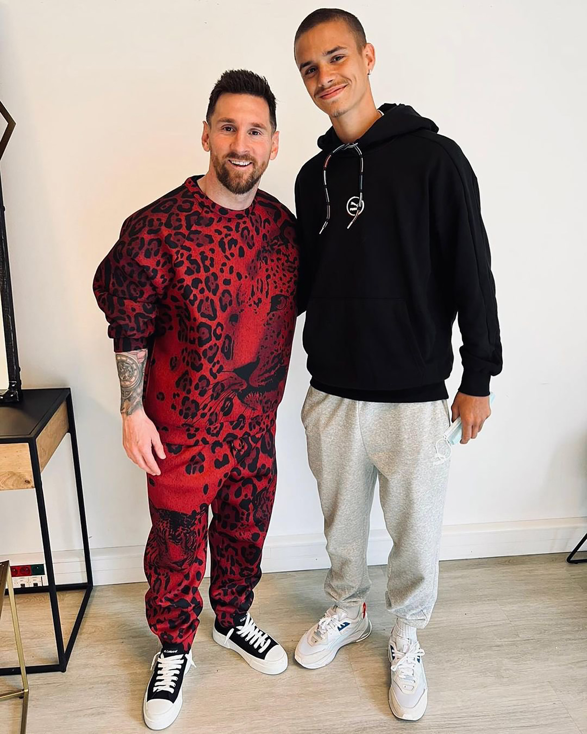 El excéntrico look de Lionel Messi en su encuentro con el de David Beckham que generó una catarata de memes y bromas en las redes - Infobae
