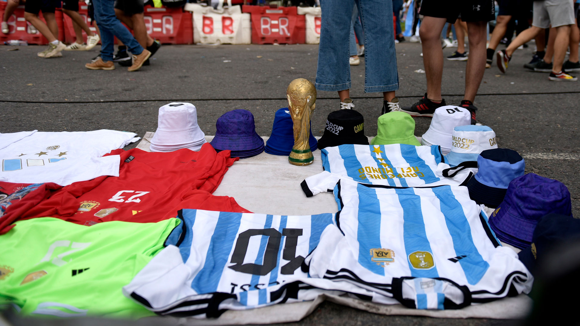 T-shirts with the main model, those of Dibu Martínez and the replicas of the World Cup led the merchandising