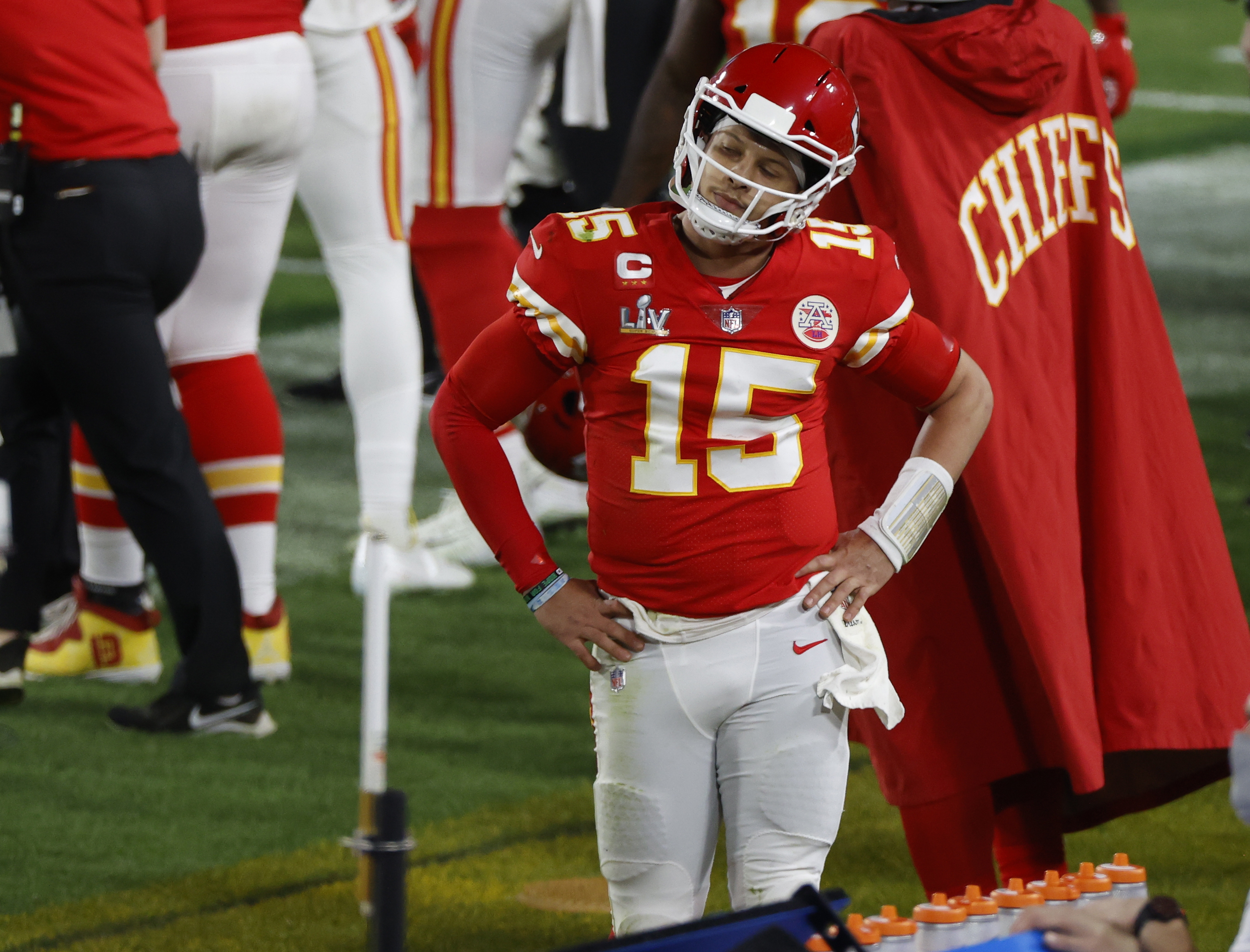 El pasador de los Chiefs Patrick Mahomes, quien desde que fue seleccionado en 2017 no ha perdido ante Denver, impuso condiciones en su primera ofensiva, 14 jugadas y 82 yardas, que coronó con una carrera de 10 yardas para poner arriba a su equipo por siete puntos. Foto de archivo. EFE/EPA/GARY BOGDON