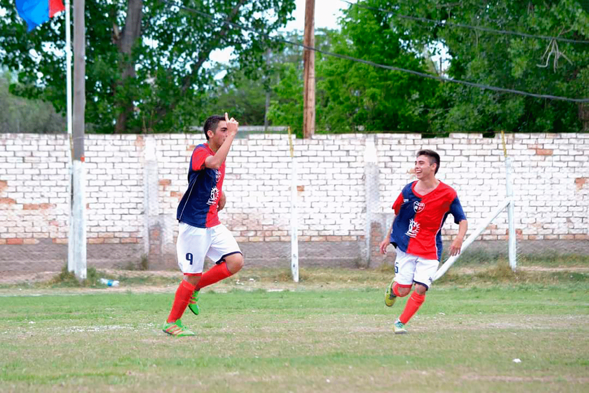 Franco, con la "9" del Club Atlético Barrancas de Maipú, Mendoza, gritando un gol