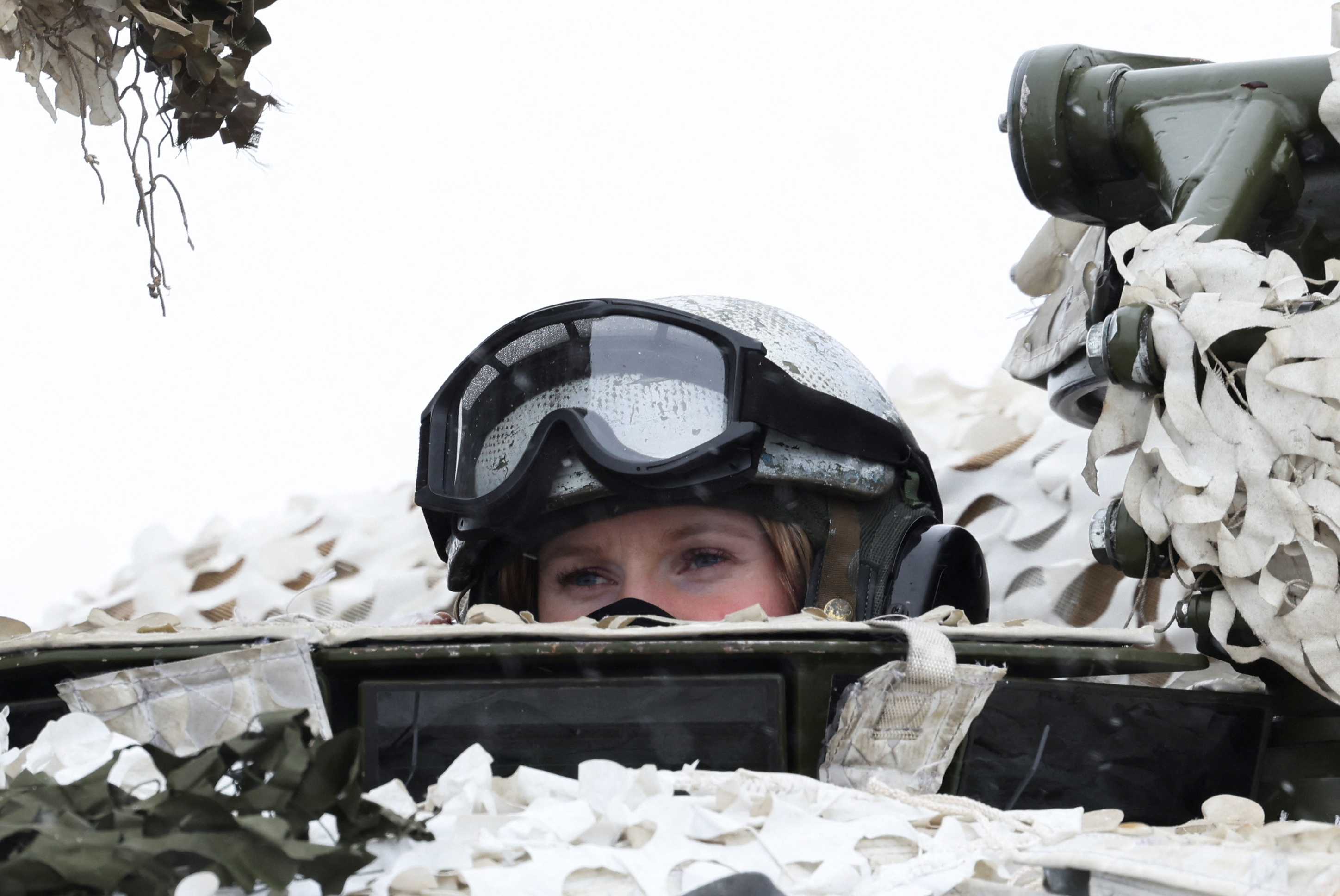 Una soldado noruega participando con sus pares de Finlandia, Suecia y otros países de la OTAN en los ejercicios "Cold Response 2022", que se llevaron a cabo en Setermoen, dentro del Círculo Ártico. REUTERS/Yves Herman