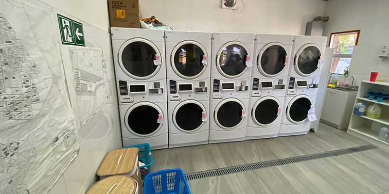 La Lavandería Municipal Solidaria tiene 5 lavadoras y 5 secadoras. En cada lavado se meten a la máquina las prendas de una sola persona: no se mezclan para completar la carga (Alcaldía de Quilicura)