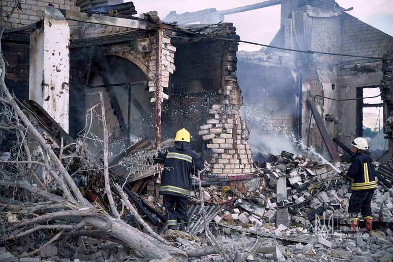 Los bomberos trabajan en una casa residencial destruida por un ataque de misiles rusos, mientras continúa el ataque de Rusia a Ucrania, en Kramatorsk, Ucrania 29 de julio de 2022. Servicio de prensa de la Administración Militar Regional de Donetsk/Handout via REUTERS
