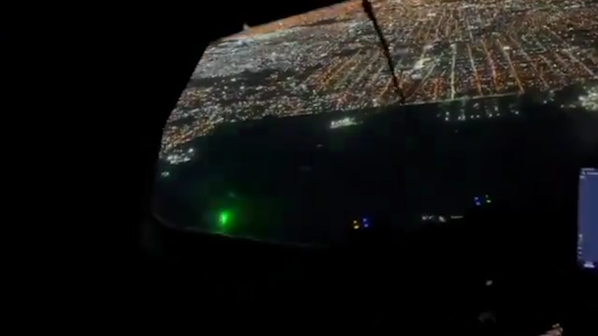 Denuncian que apuntan con láser a los aviones cuando aterrizan en el Aeropuerto Internacional de Ezeiza