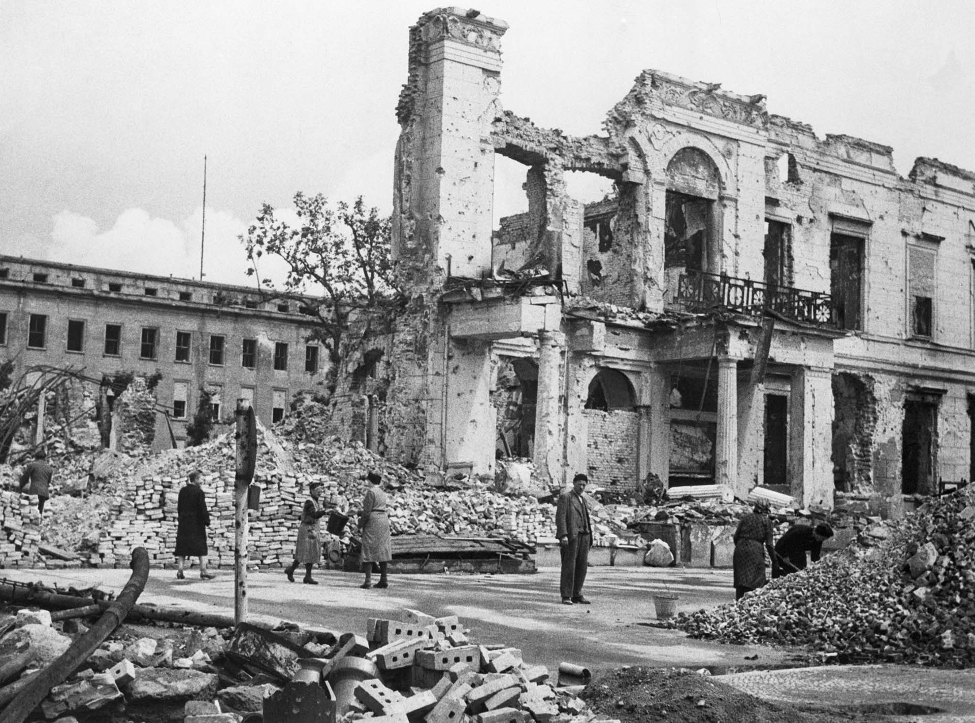 En julio de 1945, Berlín era una ciudad destrozada. Las calles estaban repletas de escombros, la gente sufría hambre y en ese contexto, las tropas de la Unión Soviética que la habían ocupado violaban a todas las mujeres que podían (Original Caption, Bettmann)