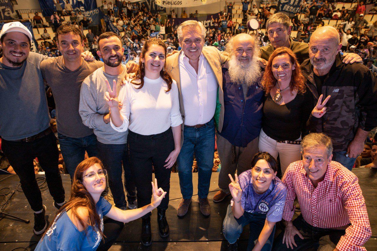 Alberto Fernández junto a los referentes del Movimiento Evita