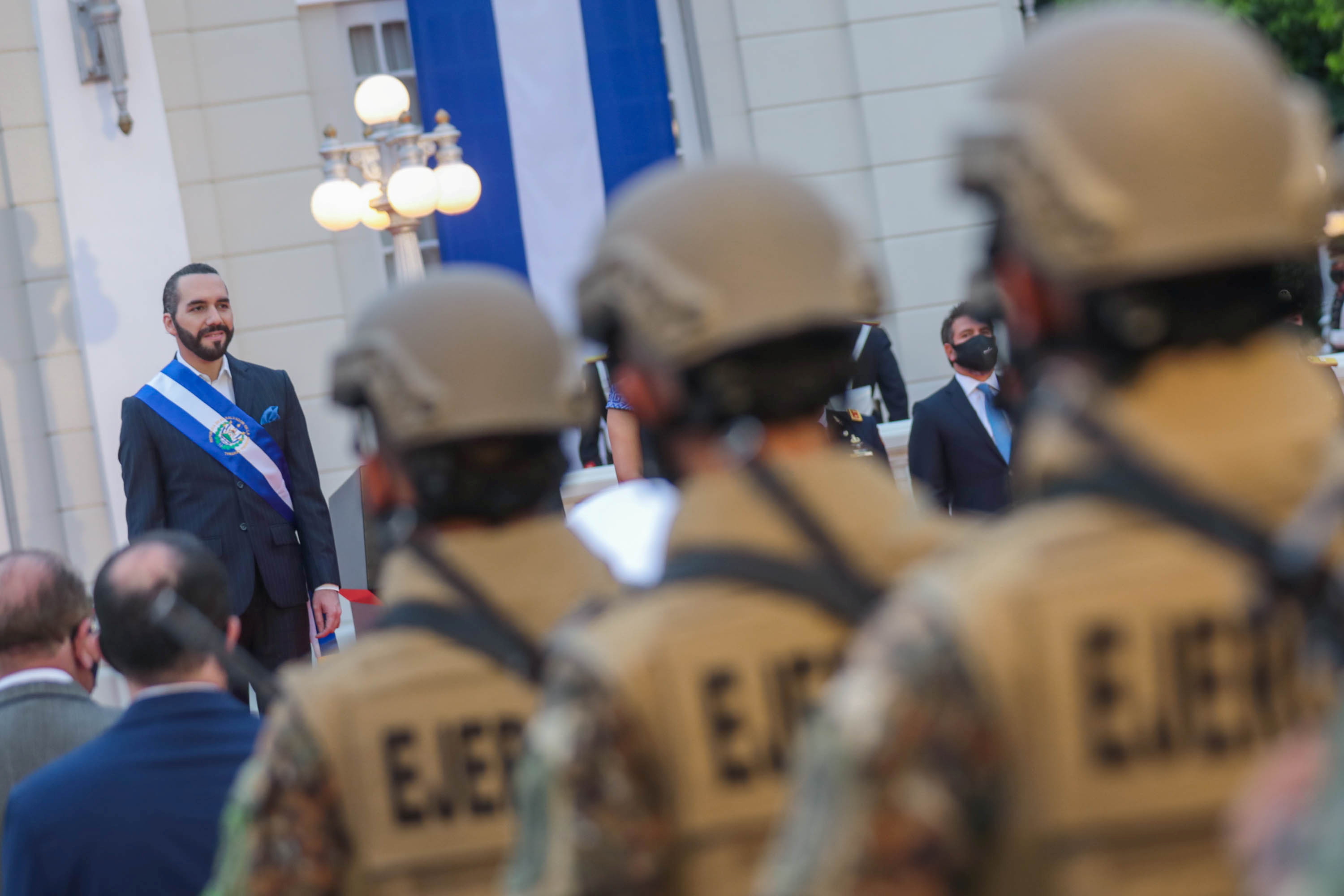 El presidente de El Salvador, Nayib Bukele, custodiado por el ejército durante la ceremonia oficial de conmemoración de la independencia el 15 de spetiembre pasado.