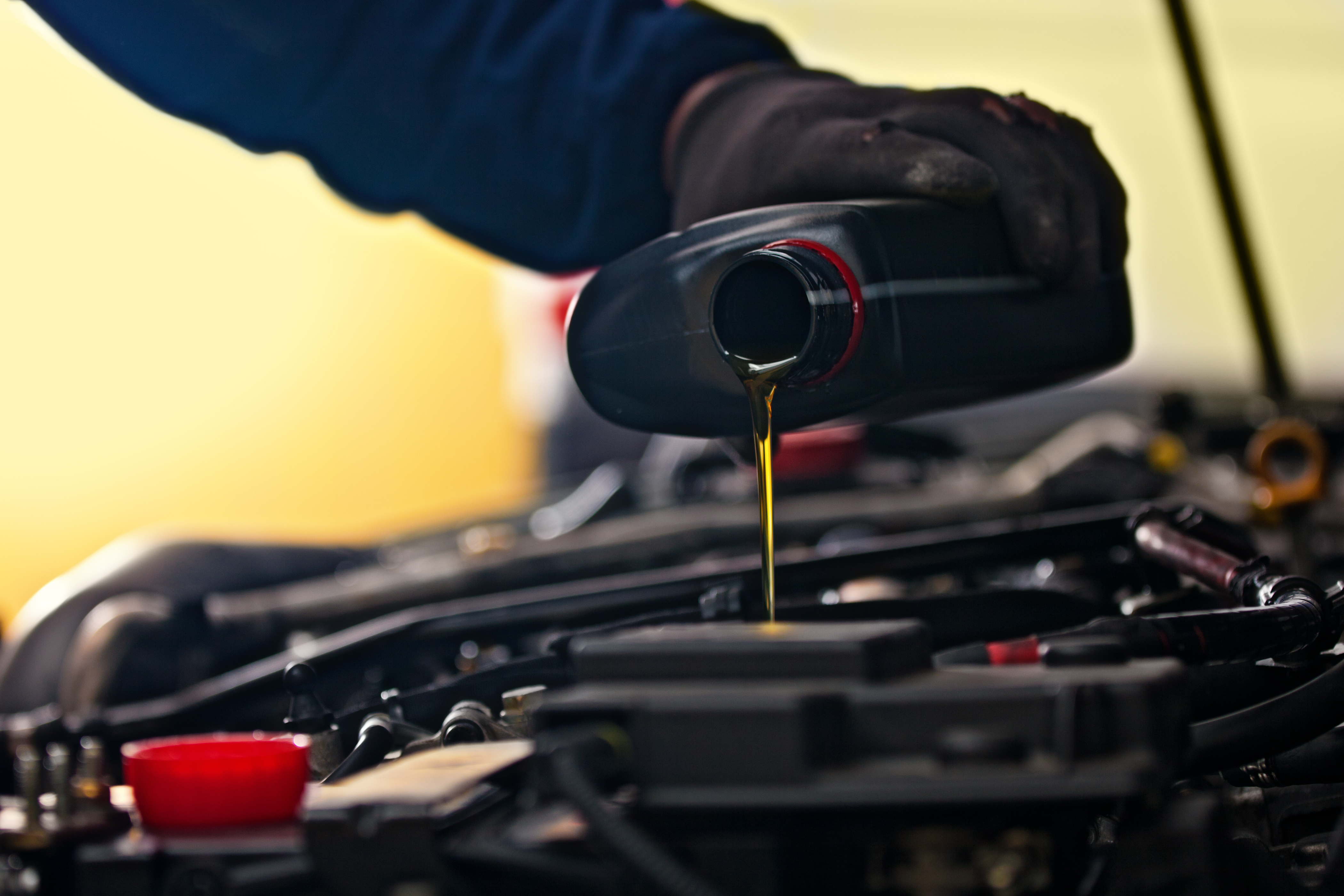 El aceite del motor tiene una determinada vida útil, después, además de quemarse y consumirse, deja de lubricar, causando daños al interior del motor