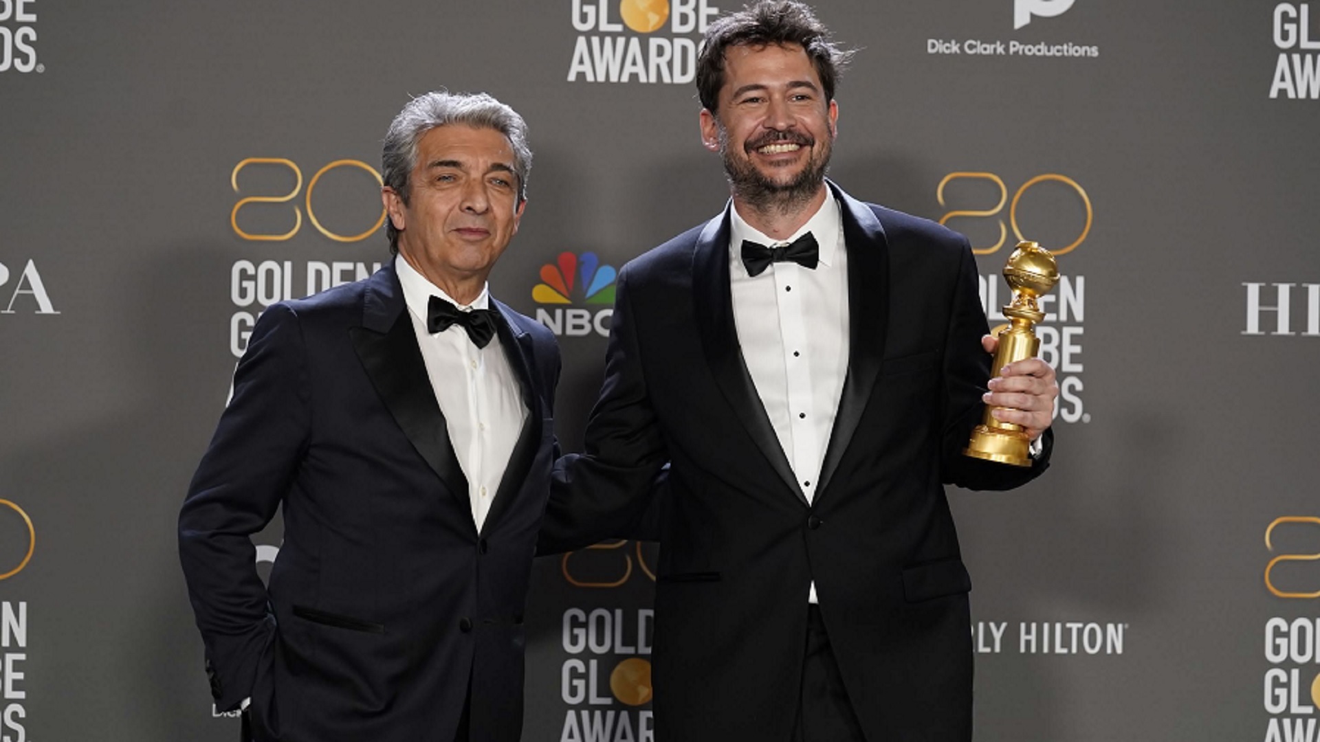 Santiago Mitre y Ricardo Darín, al momento de exhibir el Golden Globe obtenido