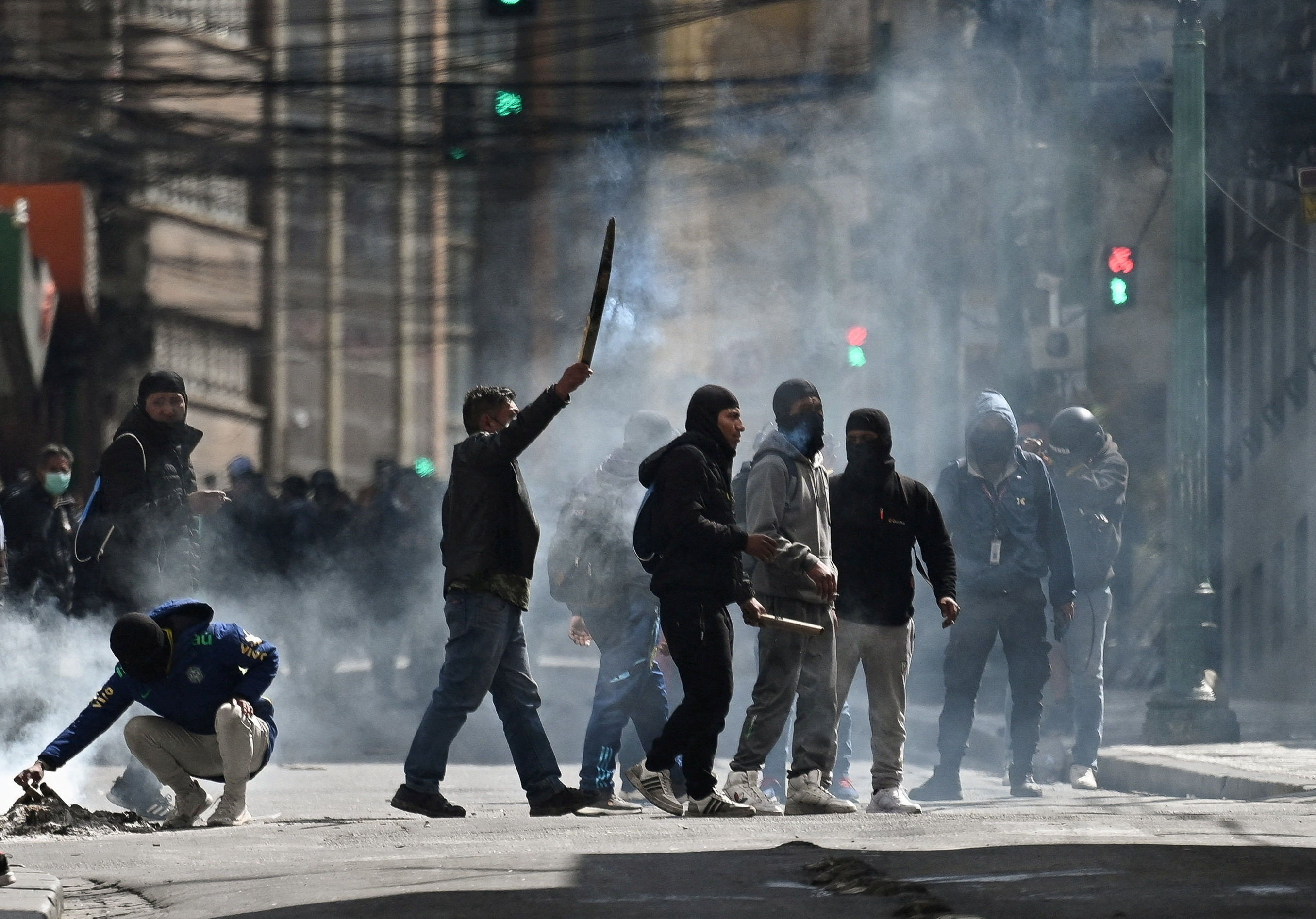 Al menos 127 detenidos y varios polic&iacute;as heridos tras las protestas contra el gobierno de Rodrigo Paz en Bolivia