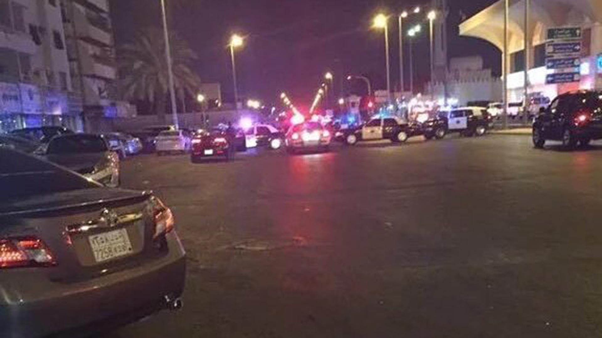 El atacante detuvo su vehículo cerca del edificio del consulado y salió portando un arma de fuego 
