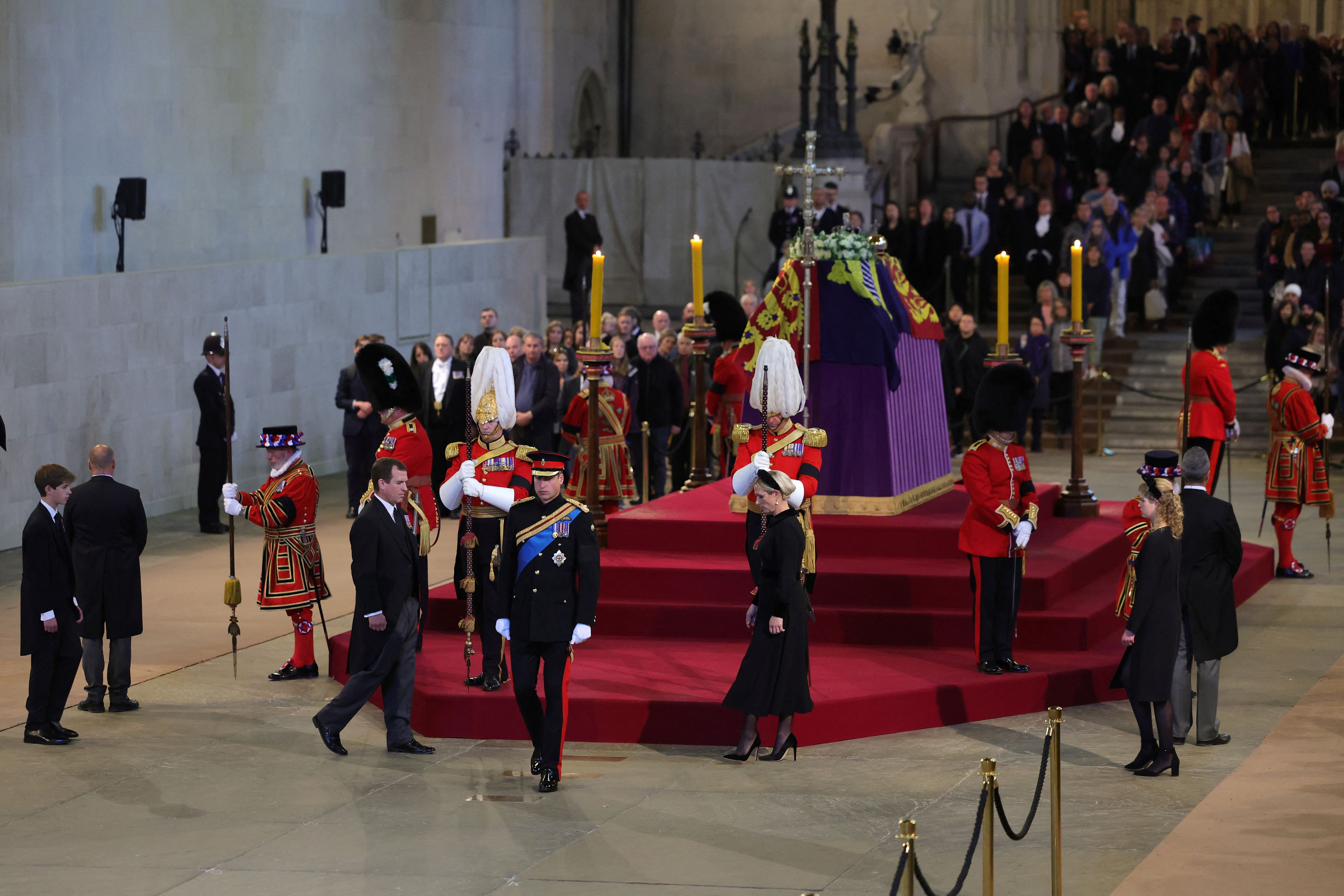 El príncipe William, príncipe de Gales, Peter Phillips, James, vizconde de Severn, Zara Tindall y Lady Louise Windsor celebran una vigilia en honor de la reina Isabel II en Westminster Hall el 17 de septiembre de 2022 en Londres, Inglaterra. (REUTERS)