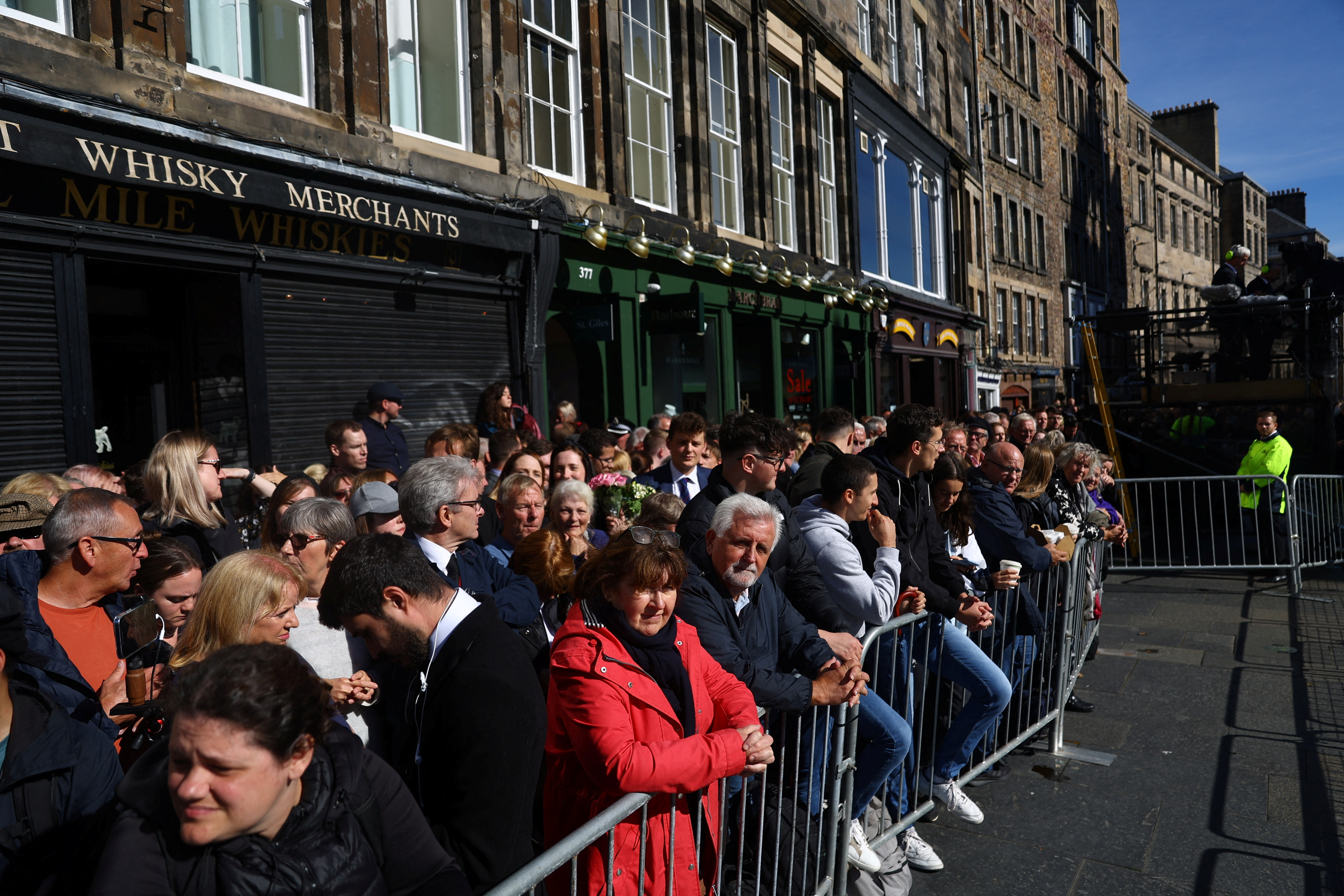 Una multitud espera a las afueras de la catedral de St Giles (Reuters)