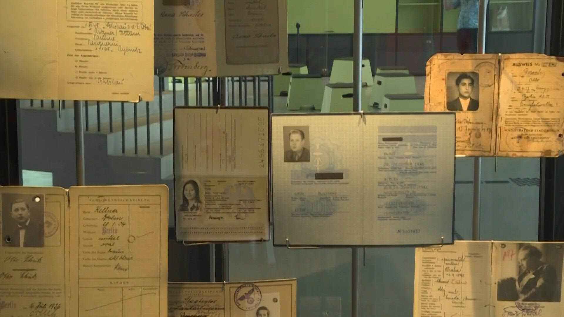 Los pasaportes de algunas de las víctimas que se exhiben en el museo del naufragio