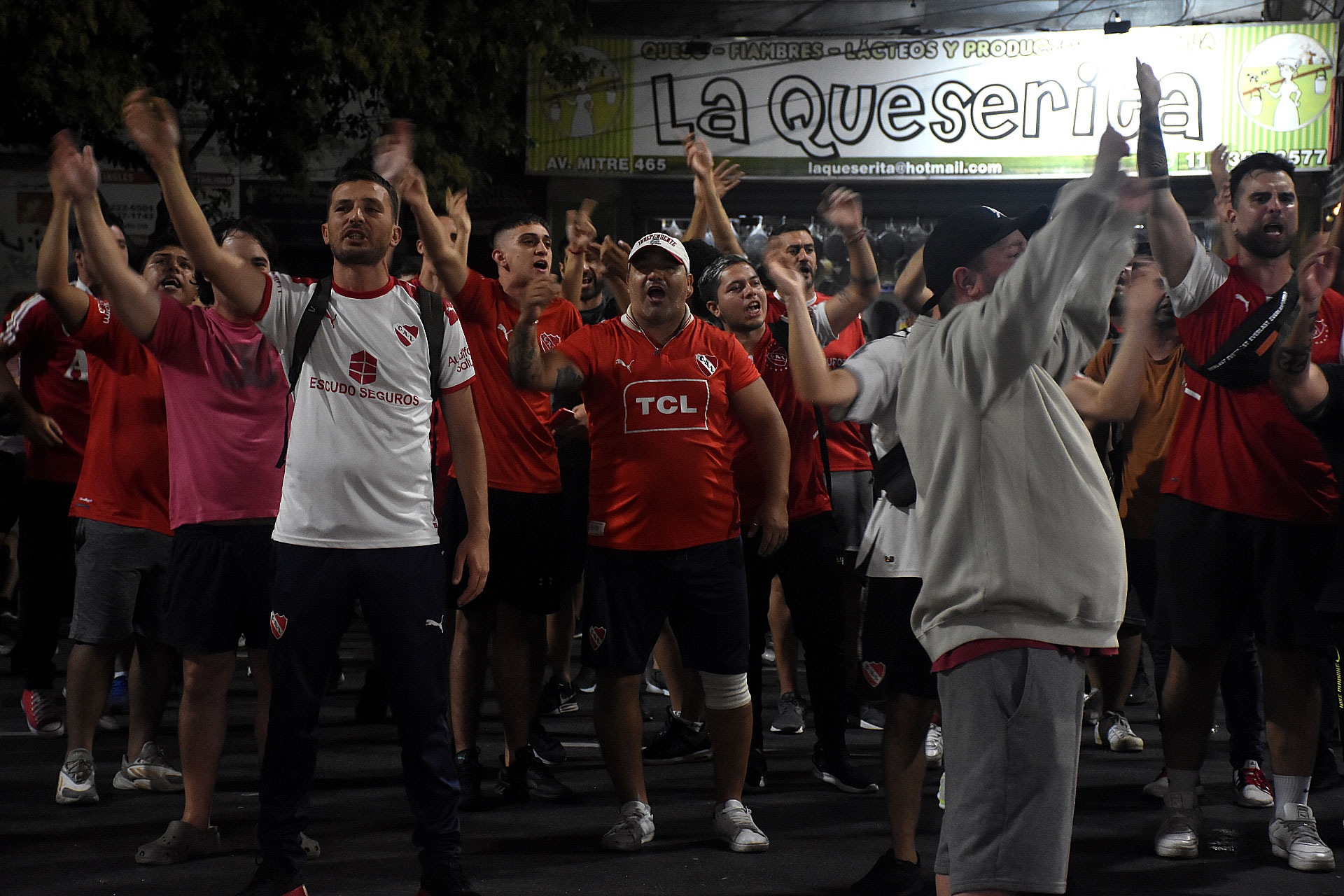 Las imágenes de la protesta de los hinchas de Independiente tras la renuncia de Doman: el momento de los incidentes con los móviles en vivo