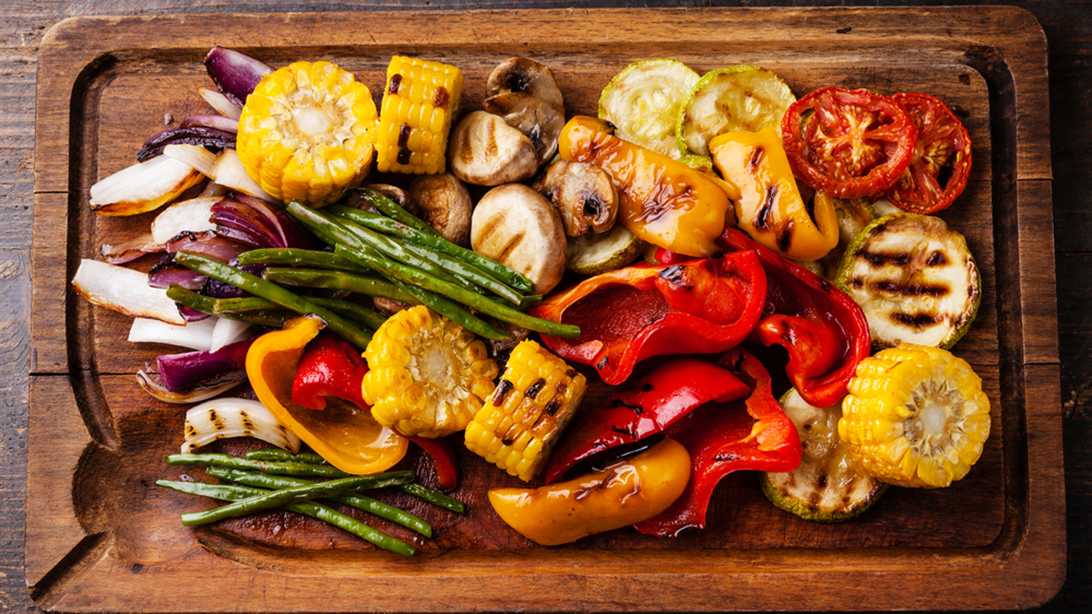 Los antioxidantes se encuentran en las frutas llenas de fibra, así como en las verduras crucíferas como el brócoli (Shutterstock)