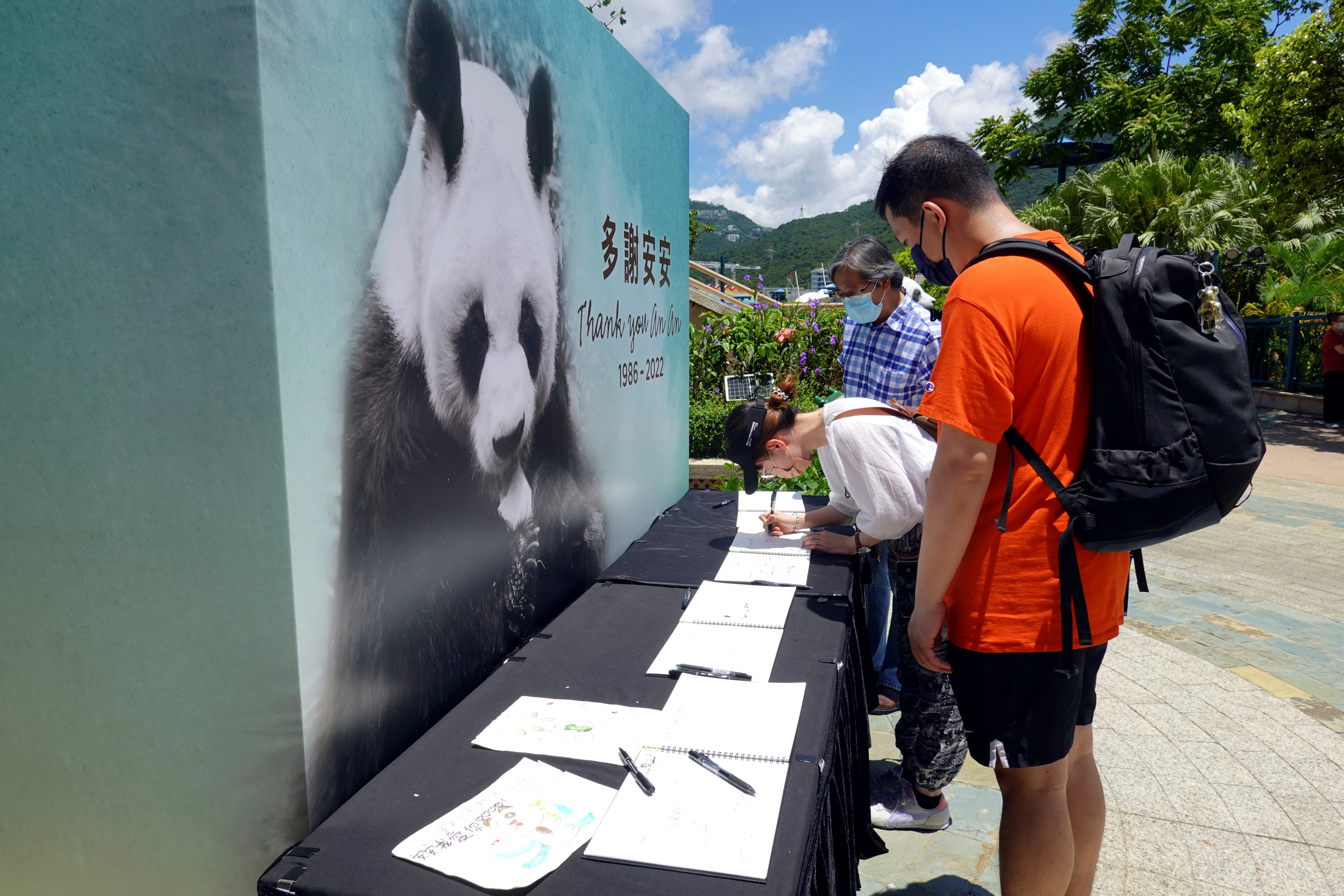 Un visitante escribe un mensaje de condolencias para el panda gigante macho An An, que fue sacrificado a los 35 años, en el Ocean Park de Hong Kong. REUTERS/Joyce Zhou

