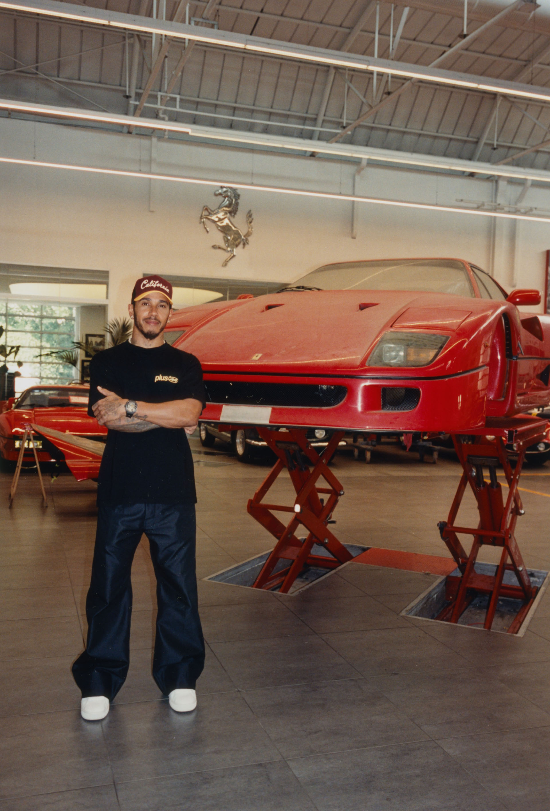 Lewis Hamilton rescat&oacute; una Ferrari abandonada hace 30 a&ntilde;os y la restaur&oacute; en la f&aacute;brica de Maranello: 