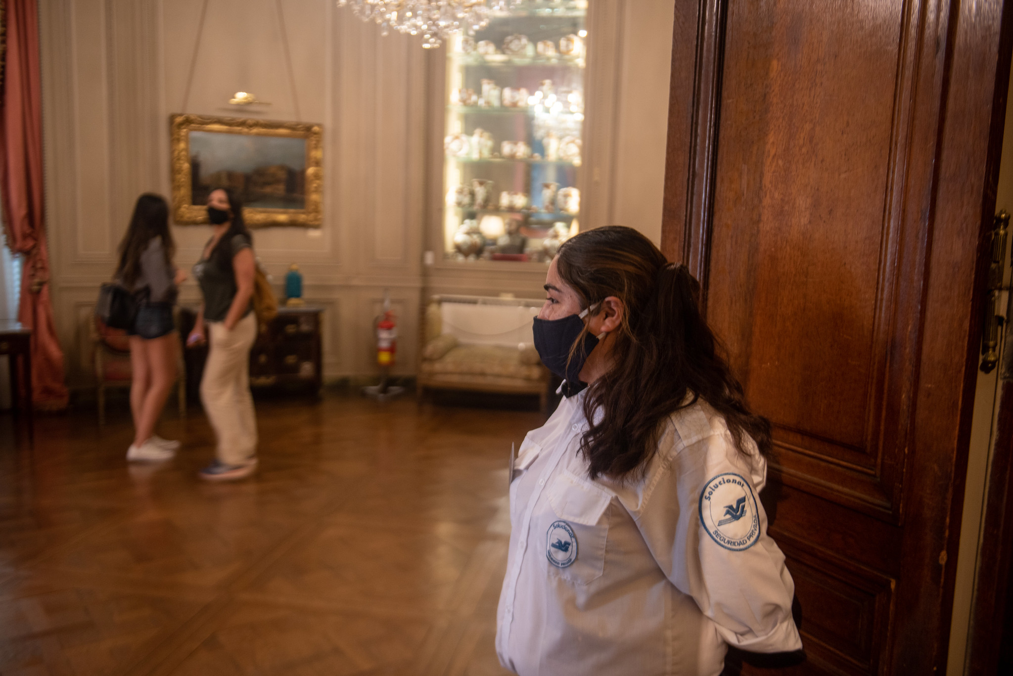 Los empleados de seguridad del lugar controlan que los visitantes cumplan con los requisitos sanitarios (Ministerio de Cultura)