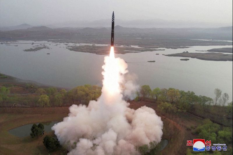 Corea del Norte disparó el jueves dos misiles balísticos de corto alcance desde su costa oriental, poco después de prometer que respondería a las recién finalizadas maniobras conjuntas entre su vecino y Estados Unidos. (REUTERS)