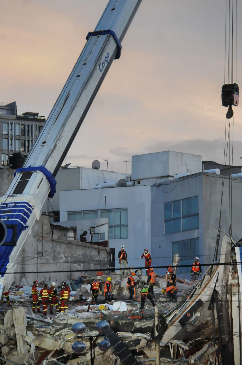 CIUDAD DE MÉXICO, 28SEPTIEMBRE2017.- Rescatistas mexicanos y españoles continuan con las labores de búsqueda y rescate en el edificio colapsado sobre Álvaro Obregón 286 de la colonia Roma. FOTO: DIEGO SIMÓN SÁNCHEZ /CUARTOSCURO.COM
