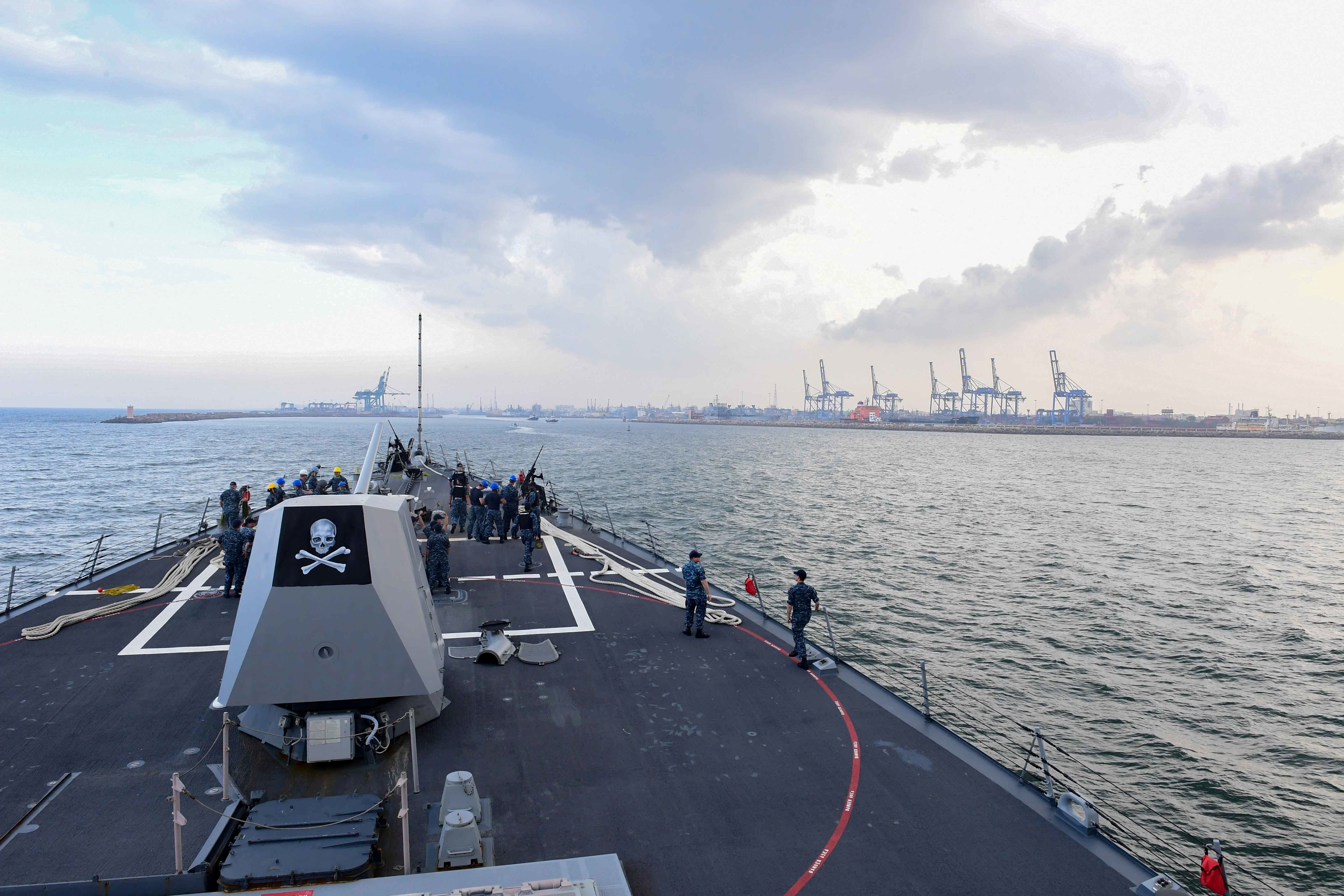 El destructor de misiles guiados USS Kidd (DDG 100) clase Arleigh Burke llega a la India para los ejercicios navales Malabar de 2017 (Reuters)