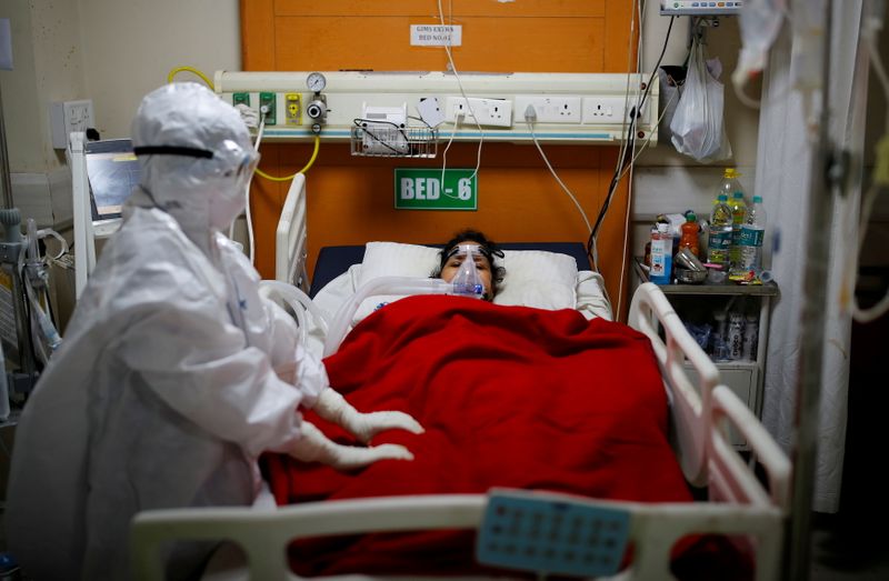 Una trabajadora médica cuida a una paciente que sufre de COVID-19 en una Unidad de Cuidados Intensivos del hospital Instituto Gubernamental de Ciencias Médicas (GIMS, por su sigla en inglés), en la Gran Noida, en las afueras de Nueva Delhi, India. 21 de mayo, 2021. REUTERS/Adnan Abidi
