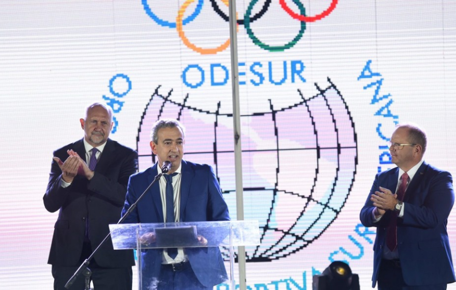 Pablo Javkin, intendente de Rosario, en el cierre de los III Juegos Suramericanos de la Juventud. A su lado, el gobernador Omar Perotti 