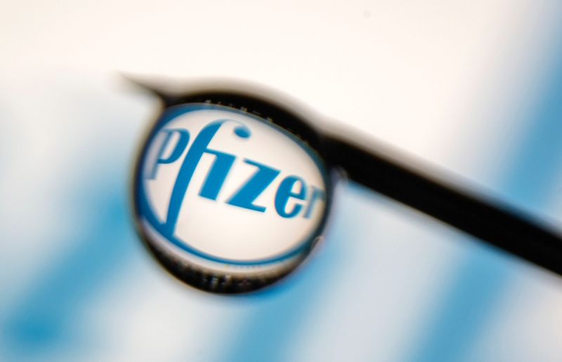El logotipo de Pfizer se refleja en una gota en una aguja de jeringa (REUTERS/Dado Ruvic)