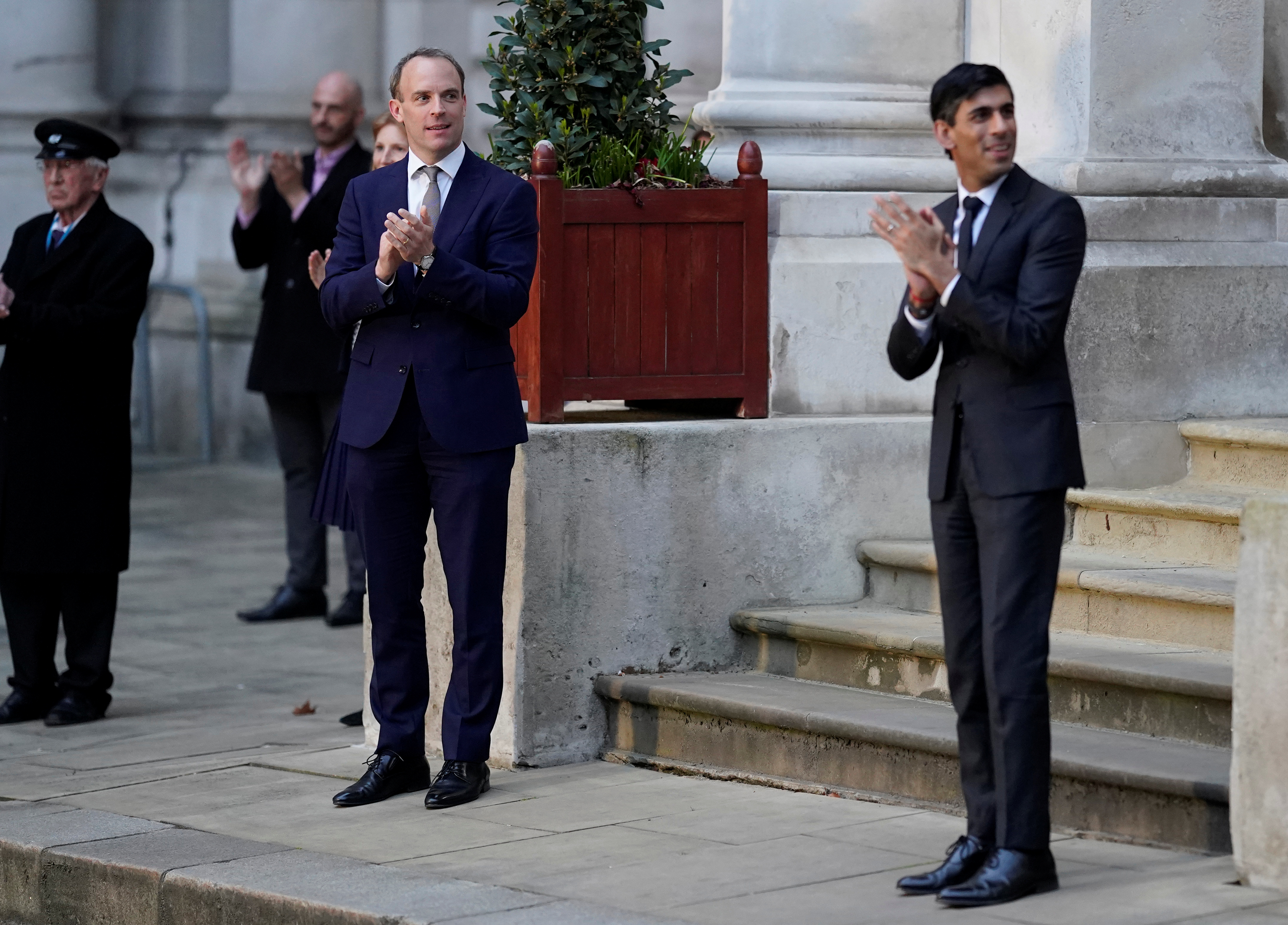 Dominic Raab y Rishi Sunak fuera de la Oficina de Asuntos Exteriores durante el brote de coronavirus en Londres, Gran Bretaña 16 de abril de 2020. Andrew Parsons/10 Downing Street/Handout via REUTERS/Archivo