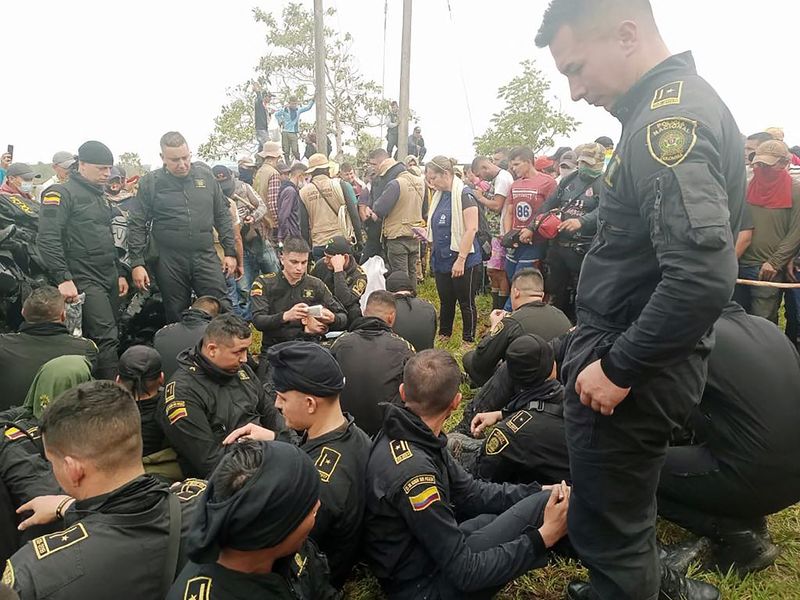 Polémica Miembros De La Guardia Campesina Que Secuestraron Policías En