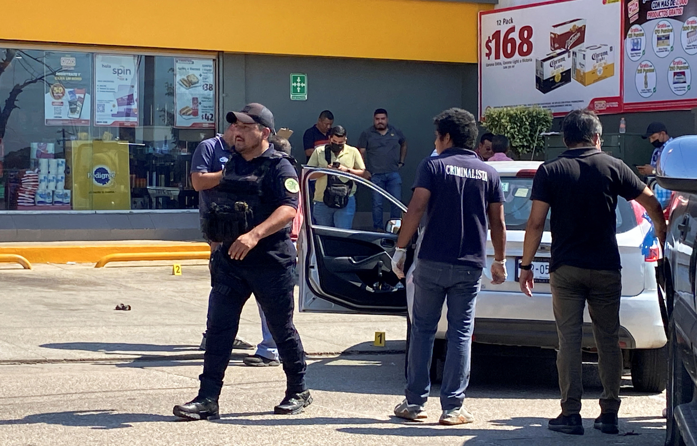 Policías y técnicos forenses trabajan en la escena del crimen donde las periodistas Yessenia Mollinedo y Sheila García fueron asesinadas a tiros por pistoleros no identificados (Foto: Reuters)