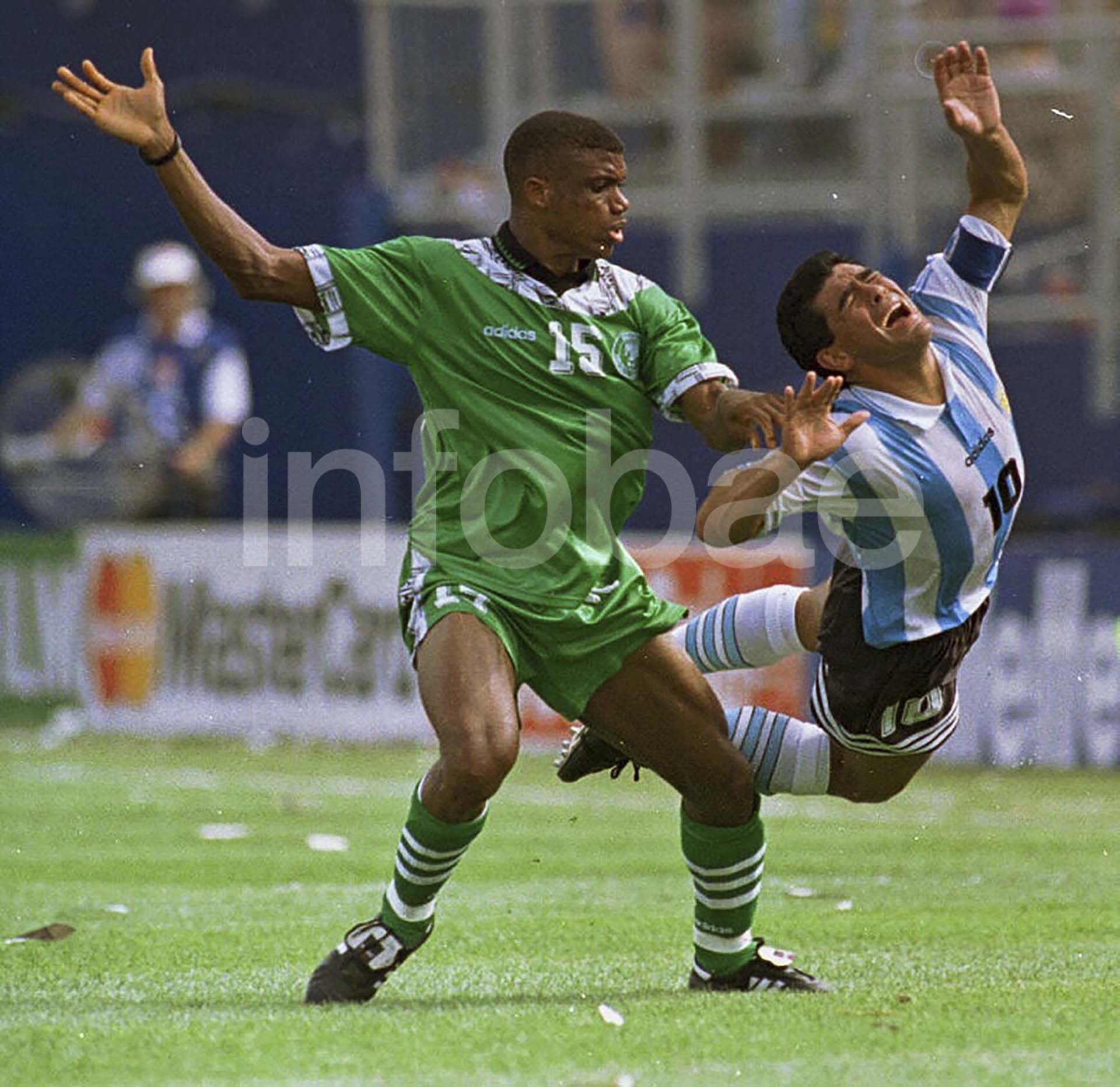 Diego Maradona sufre una falta en el partido ante Nigeria en Estados Unidos 1994. Luego daría positivo en el control antidoping y se perdería el resto del torneo