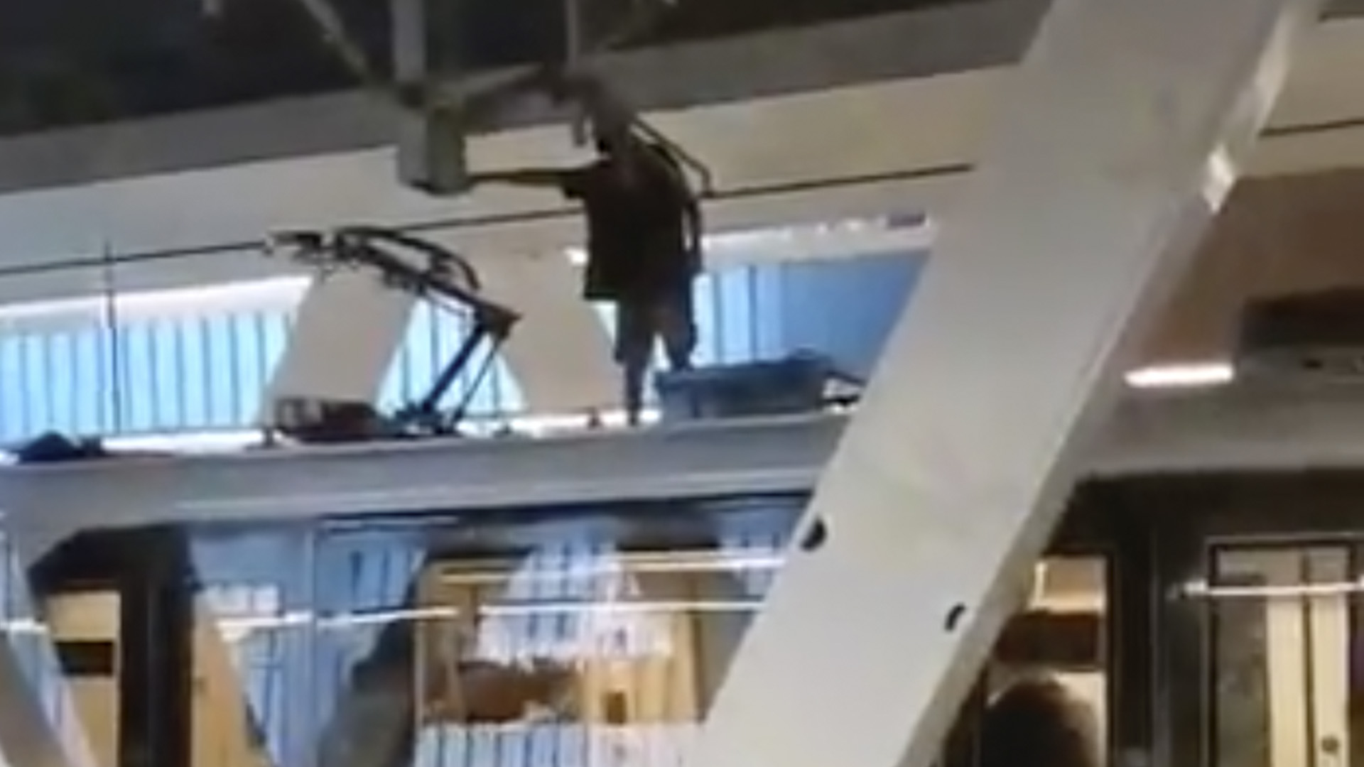 “¡Ayúdenme! no sé cómo llegué aquí”: un hombre se electrocutó por subir al techo del Tren Ligero de Guadalajara