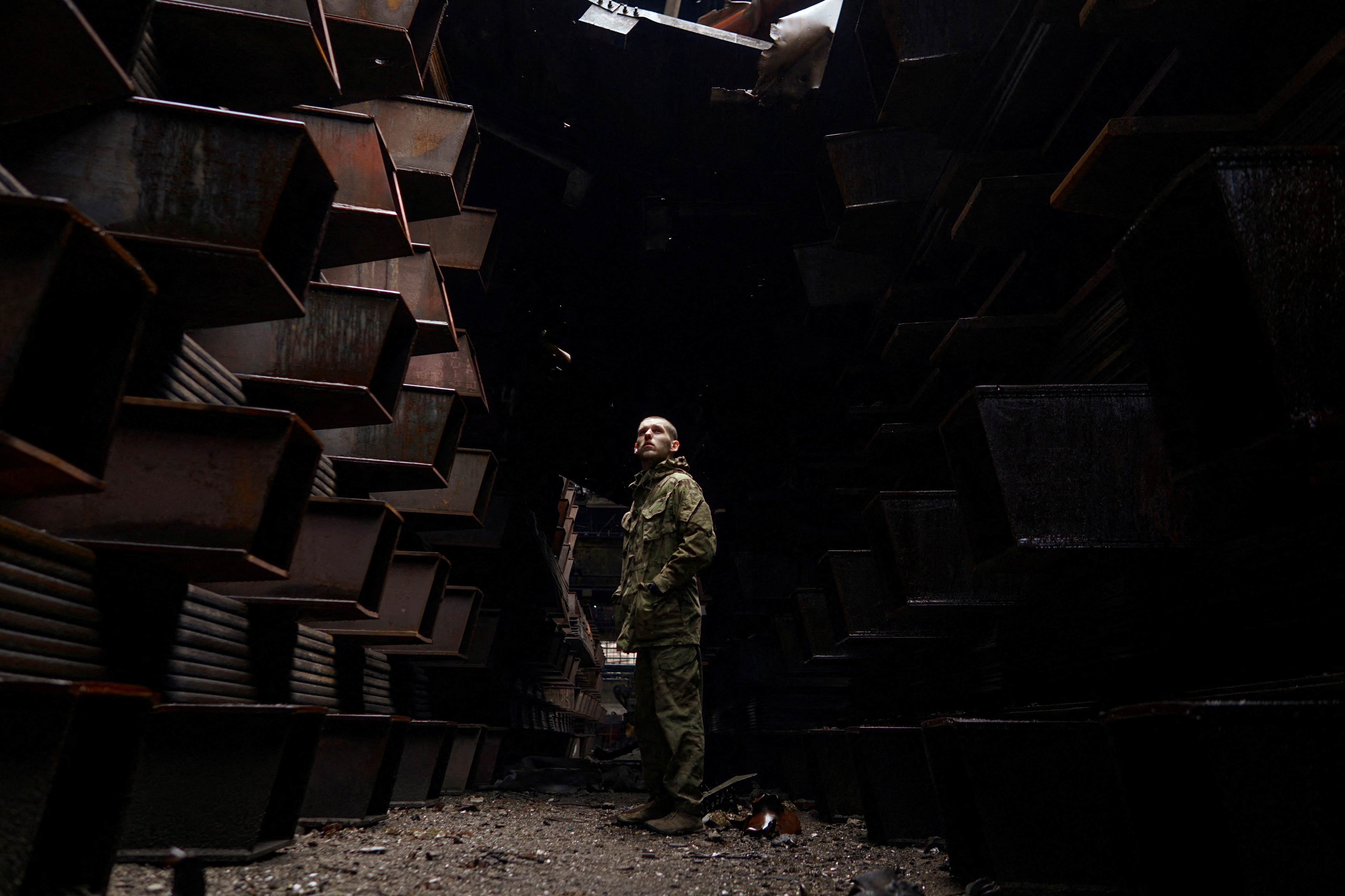 Un miembro de las fires armadas ucranianas observa a salida al exterior rodeado de acería in Mariupol