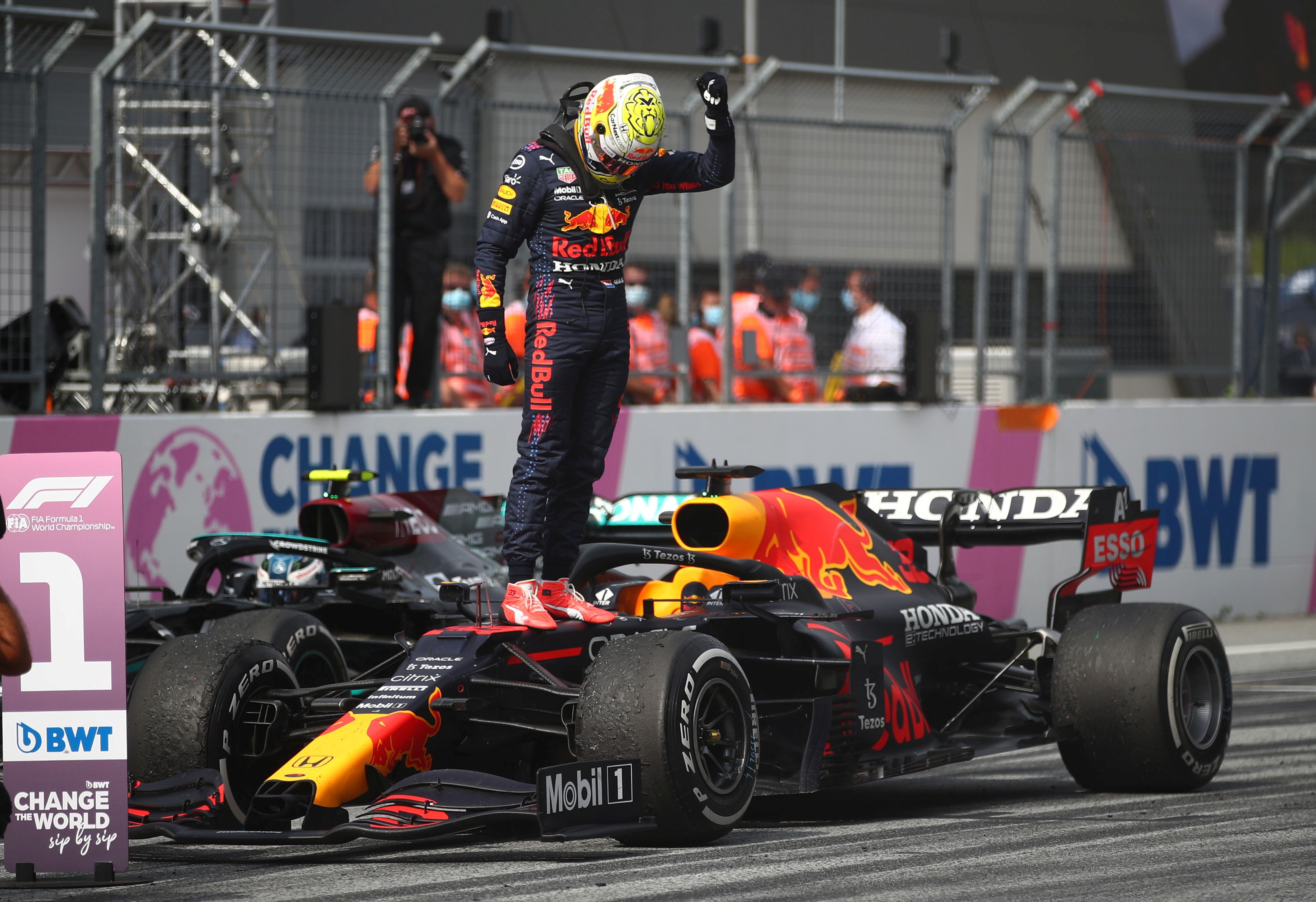 Max Verstappen ganó el título con Honda justo antes del retiro de la casa japonesa. Sin embargo la marca decidió seguir desarrollando impulsores de F1 y continúa proveyendo las Unidades de Potencia