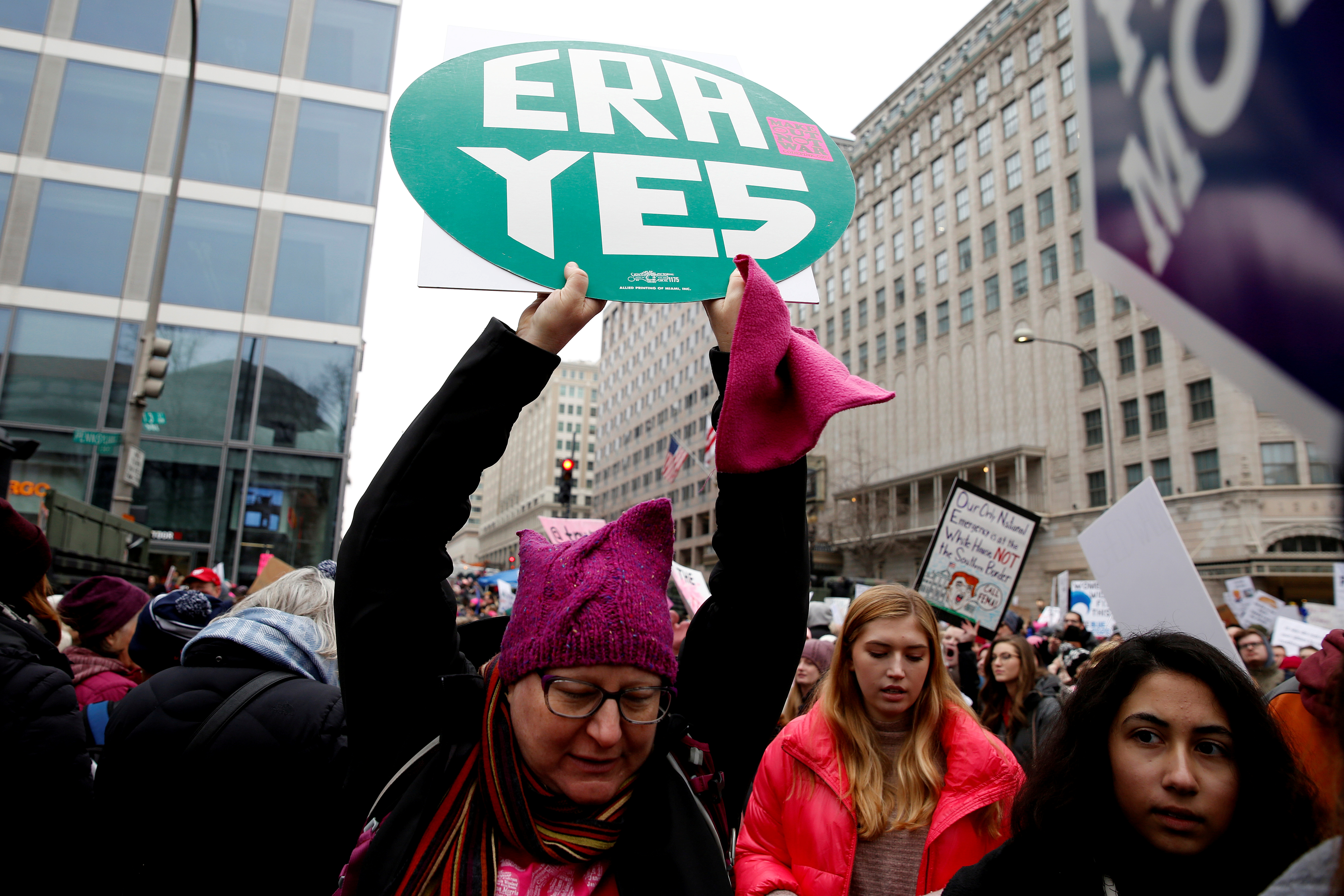 Una manifestante con una pancarta a favor de la Enmienda por la Igualdad de Derechos (REUTERS/Joshua Roberts/)