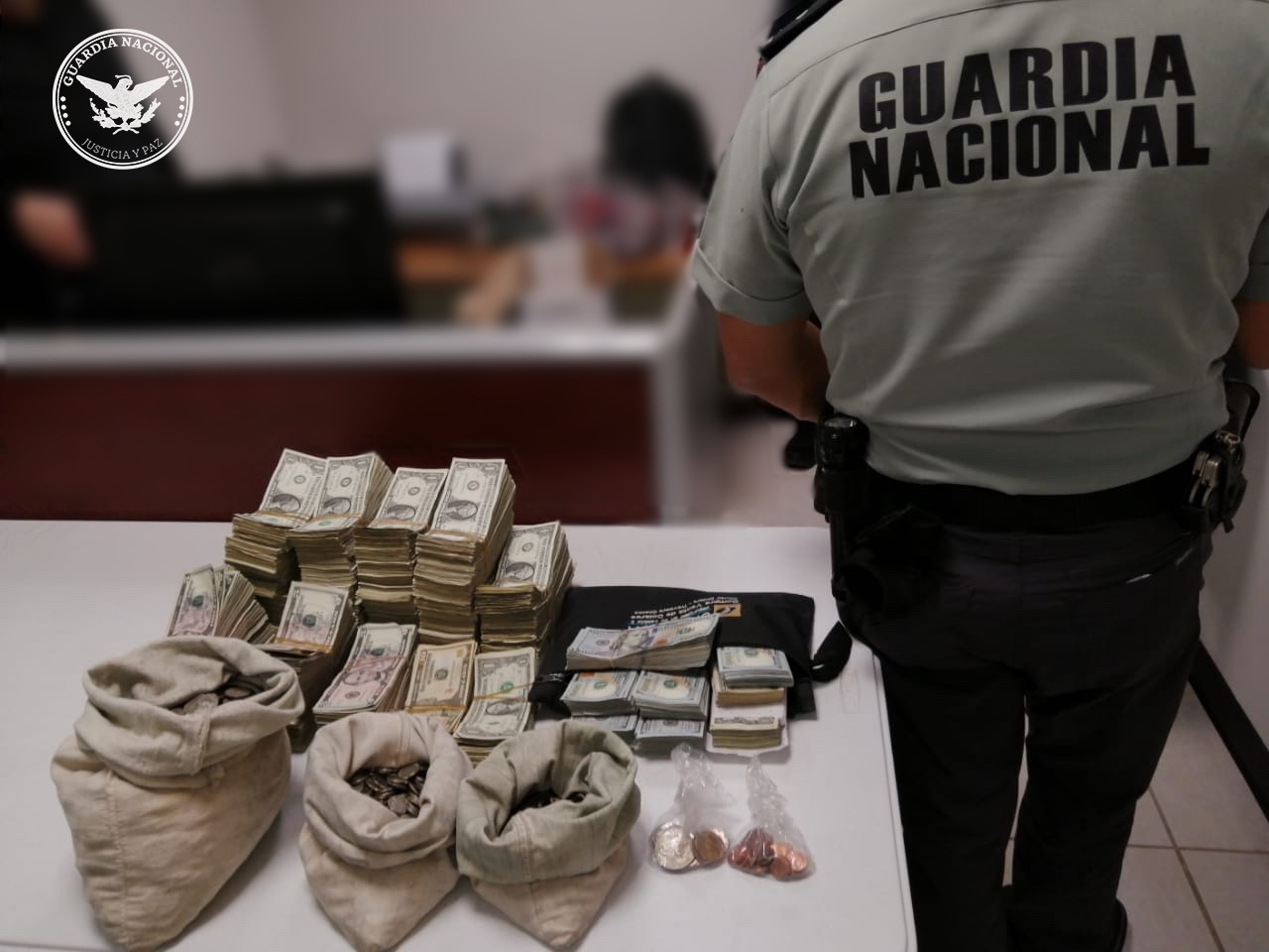 En el Puente Internacional Córdova de las Américas, en Chihuahua, la Guardia Nacional localizó a dos personas con alrededor de USD 85, 000 sin comprobar su legal procedencia (Foto: Twitter/GN_MEXICO_)