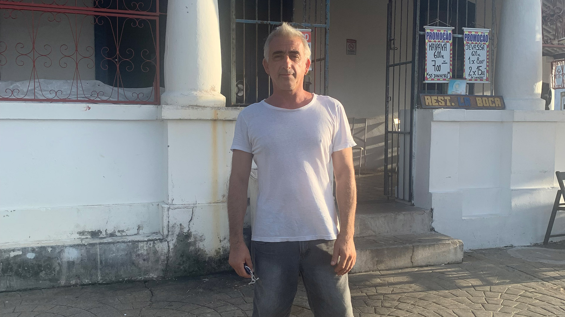 Miguel Angel Betros en la puerta de su restaurante en Salvador Bahia