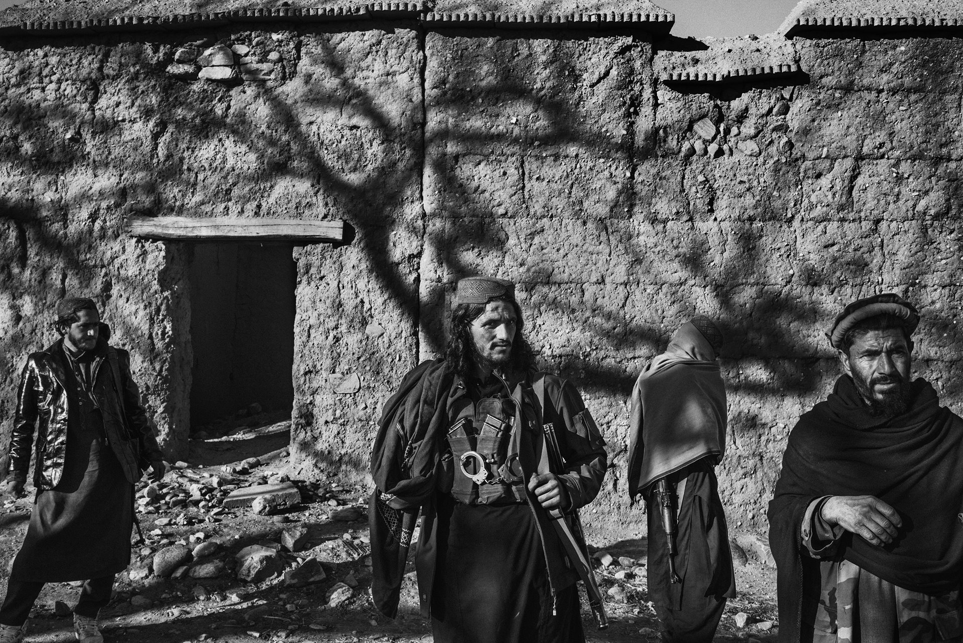 Abdul Rahman (20; centro) camina con un grupo de combatientes talibanes en el distrito de Khogyani, en el este de Afganistán. Era agricultor antes de unirse a los talibanes y perdió una mano tratando de desactivar una bomba. (World Press Photo Contest 2020. Lorenzo Tugnoli/ Contrasto para The Washington Post, 11 de diciembre de 2019)
