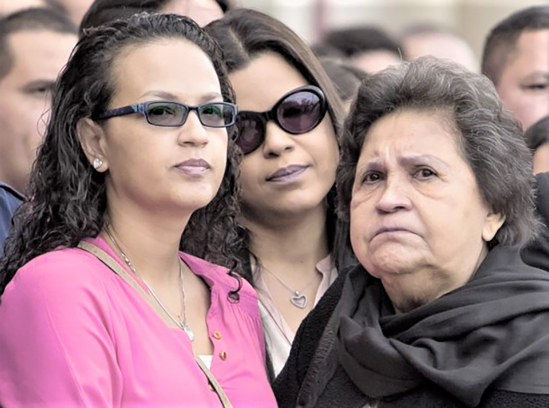 María Virginia y Maria Gabriela Chávez con su abuela Elena Frías de Chávez