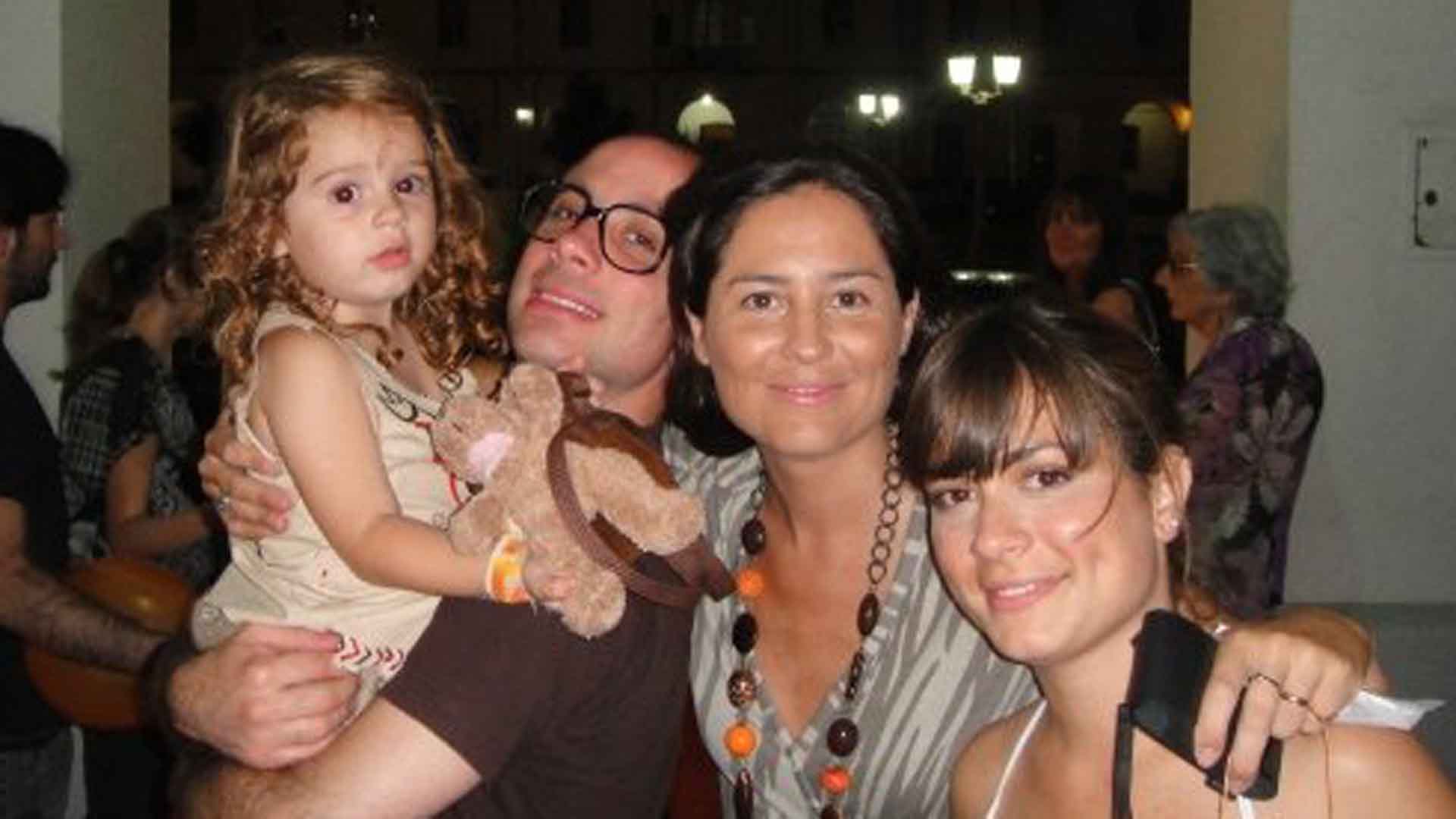 Una niña en sus brazos, un tarea simple que terminó siendo imposible.