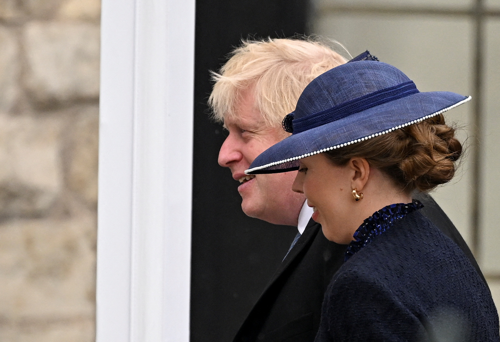 El ex primer ministro británico Boris Johnson y su esposa Carrie Johnson caminan fuera de la Abadía de Westminster antes de la ceremonia de coronación del rey Carlos de Gran Bretaña, en Londres, Gran Bretaña 6 de mayo 2023. REUTERS/Dylan Martinez
