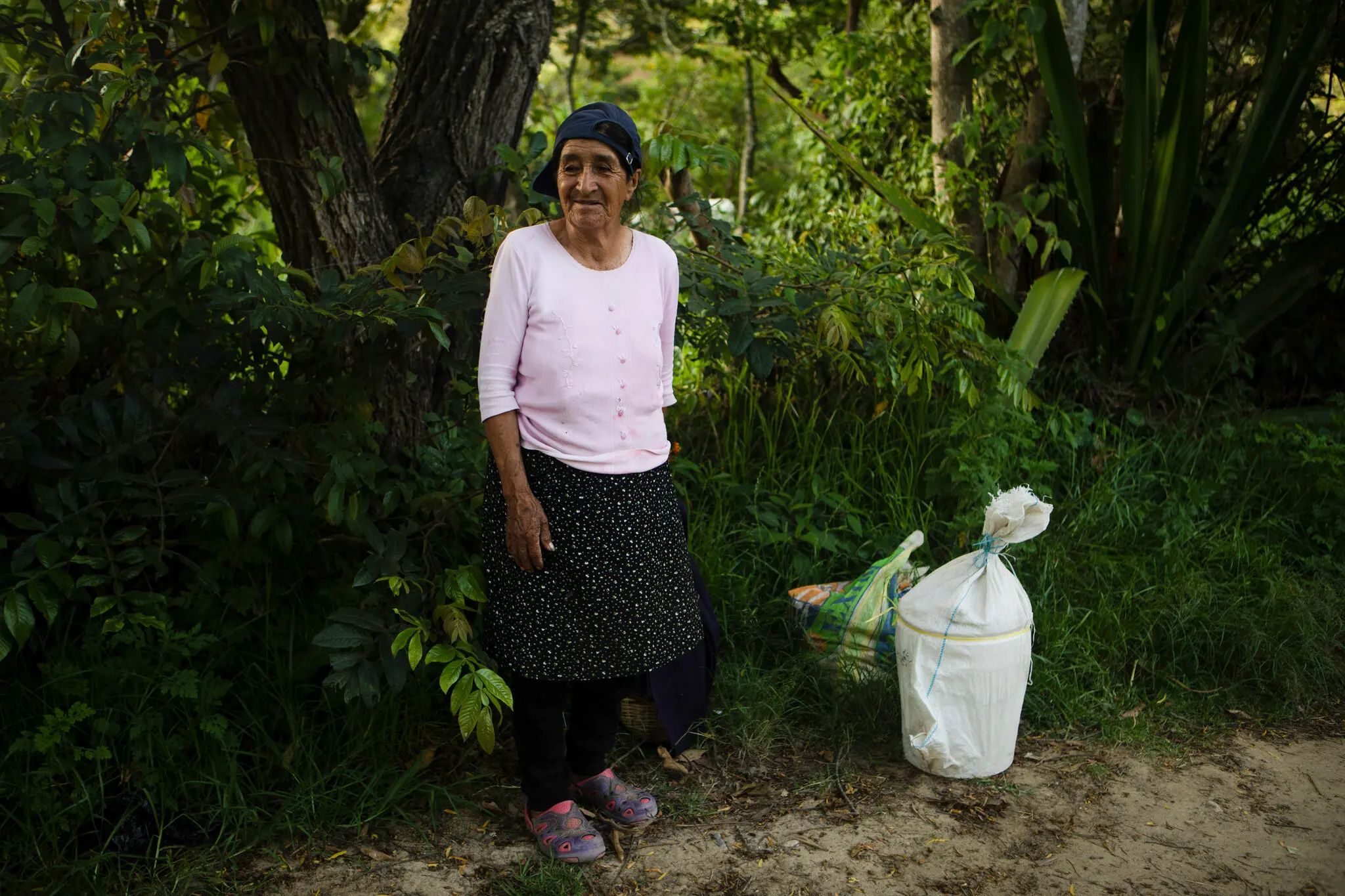 Alicia Delgado, de 68 años, mientras compraba una bolsa de guayaba en Chota, una provincia rural. Mucha gente dice que el precio de los productos ha subido y eso dificulta abastecerse | Marco Garro para The New York Times