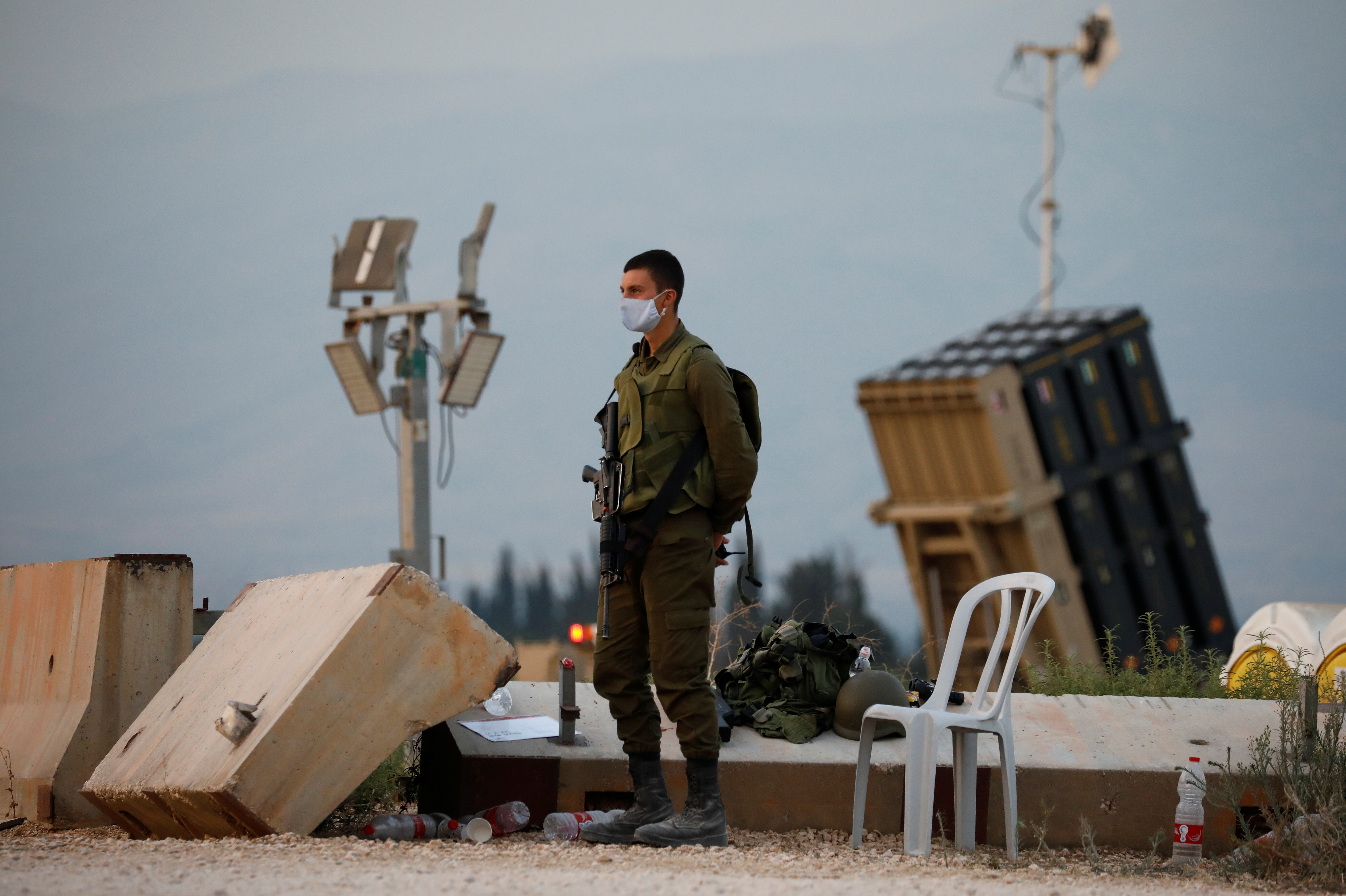 Un soldado israelí junto a un batería del sistema antimisiles Cúpula de Hierro, cerca a la frontera con el Líbano (Reuters)