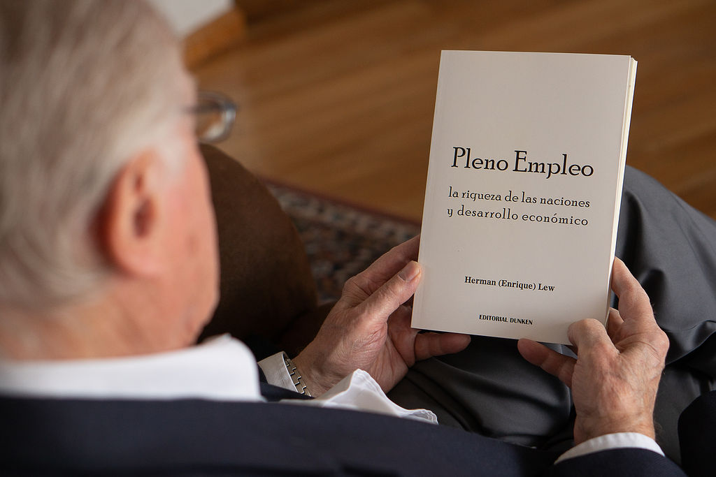 En 2018 Enrique Lew publicó el libro Pleno Empleo donde tiene propuestas concretas para salir de la pobreza