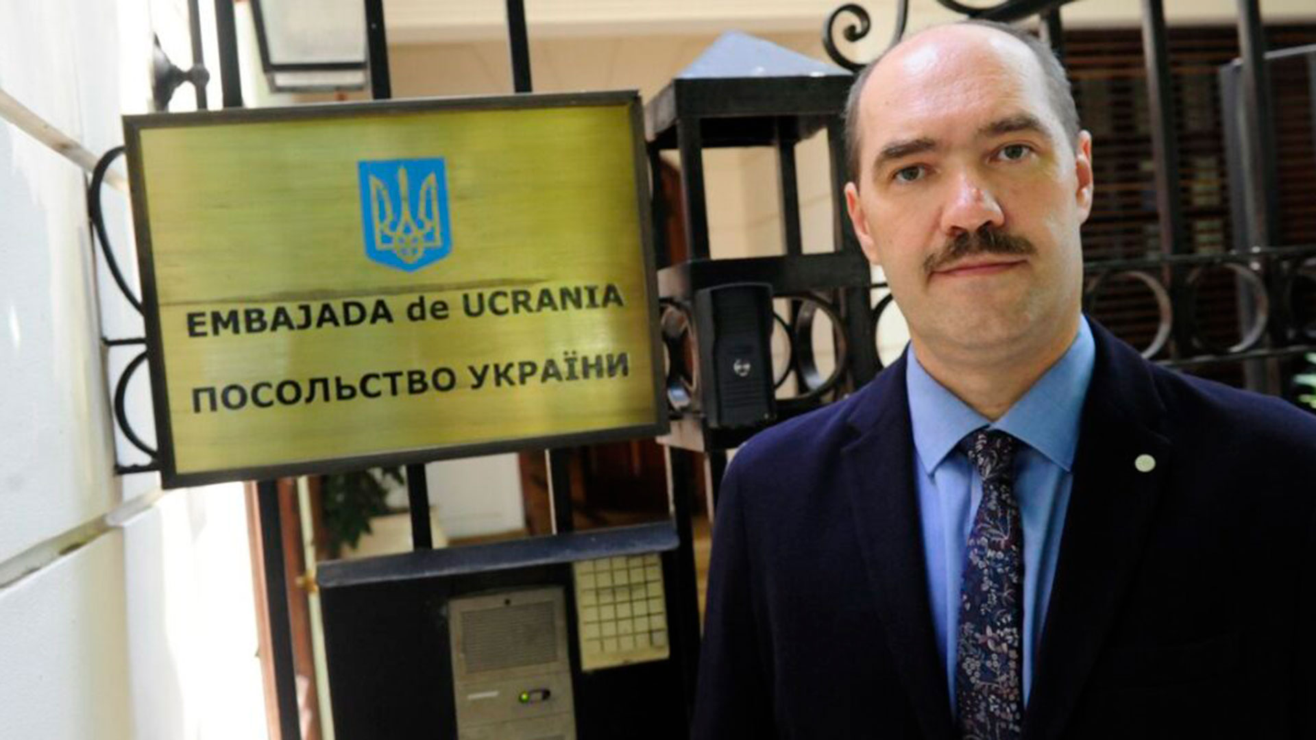 Nebrat, en la puerta de la Embajada de Ucrania