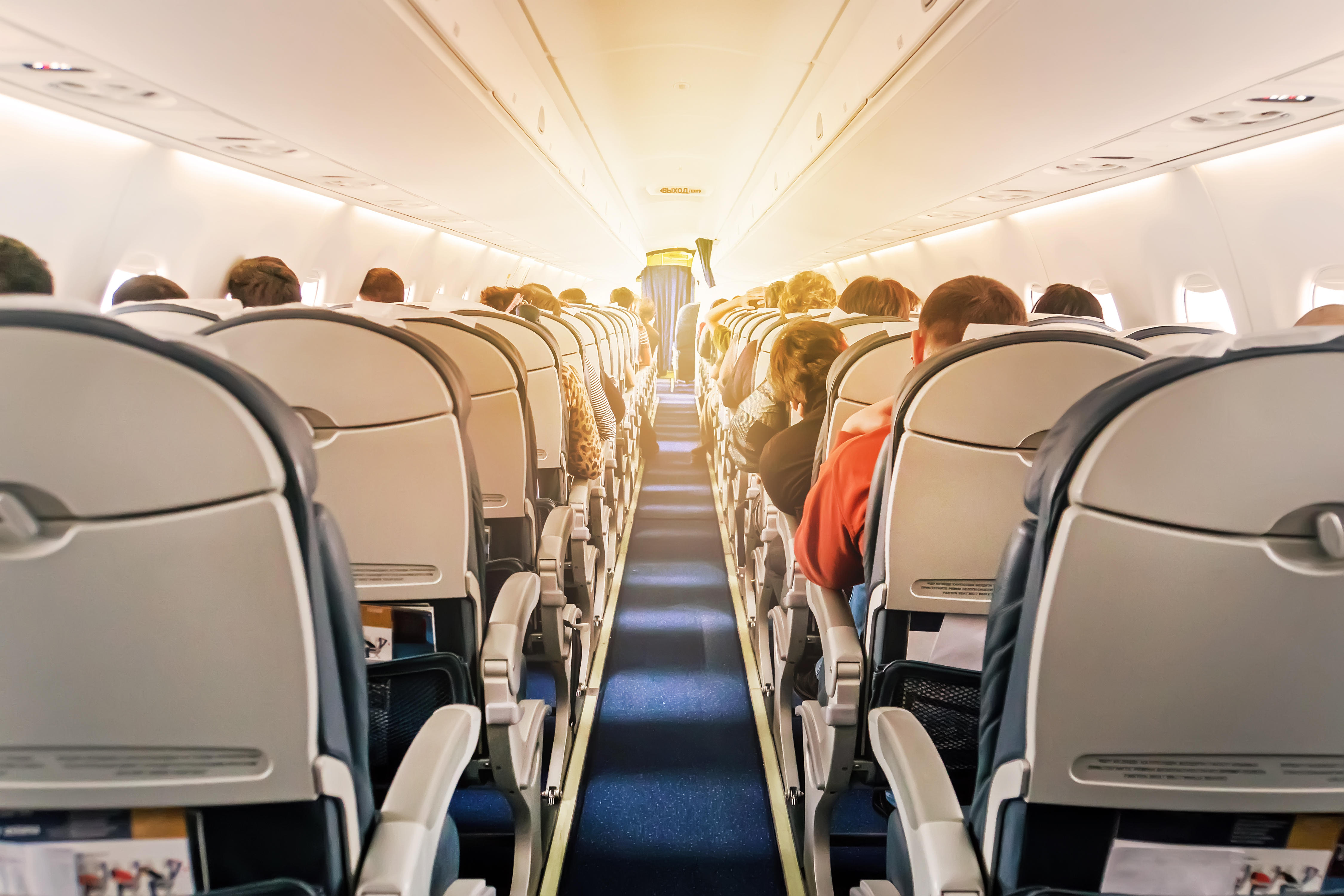 En el protocolo de vuelo, durante las horas que dure el viaje, siempre se debe llevar la mascarilla o el barbijo puesto (Shutterstock)