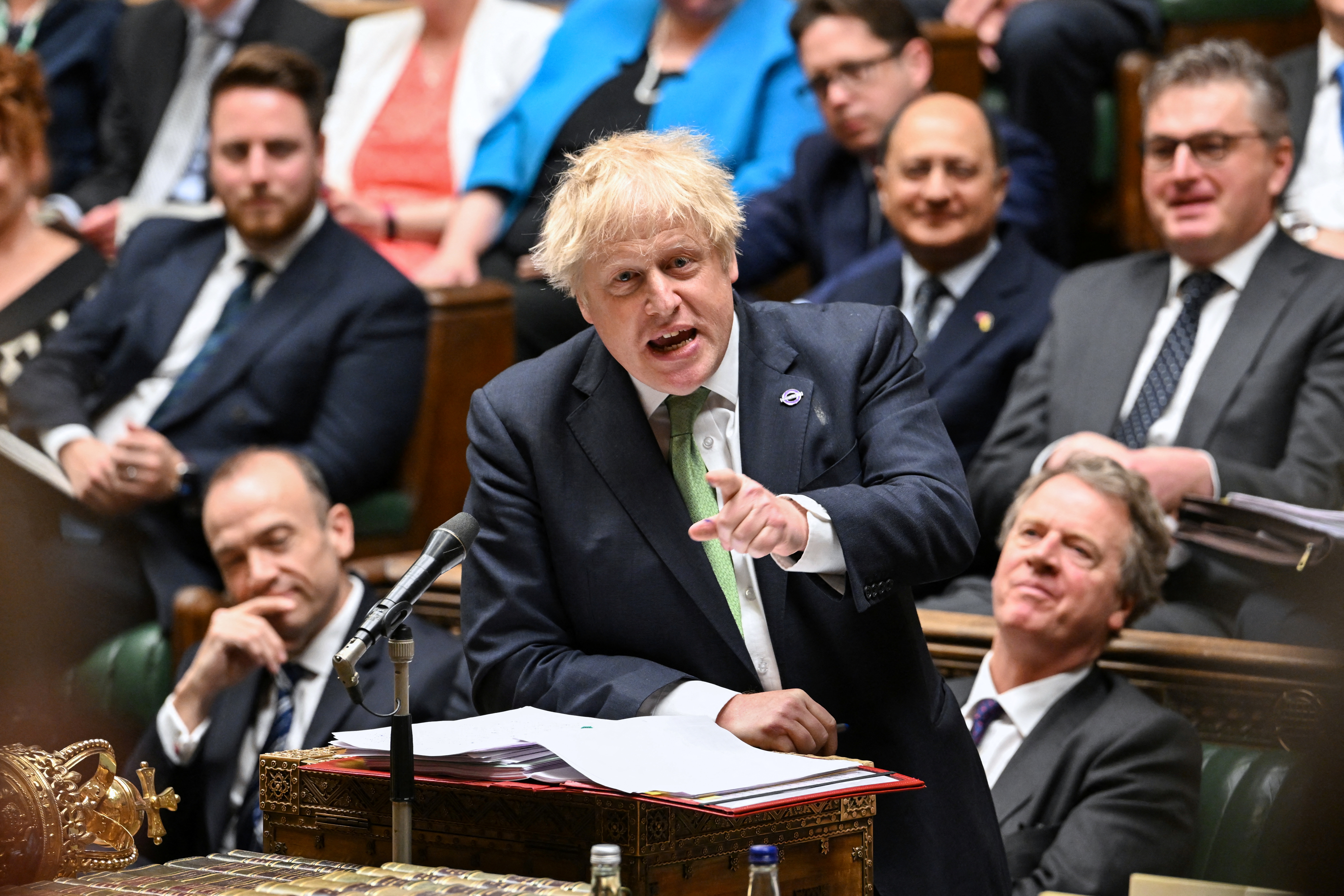 El primer ministro británico, Boris Johnson, habla mientras responde preguntas en la Cámara de los comunes, en Londres, Gran Bretaña, el 18 de mayo de 2022 (Parlamento del Reino Unido/Jessica Taylor/Folleto vía REUTERS)