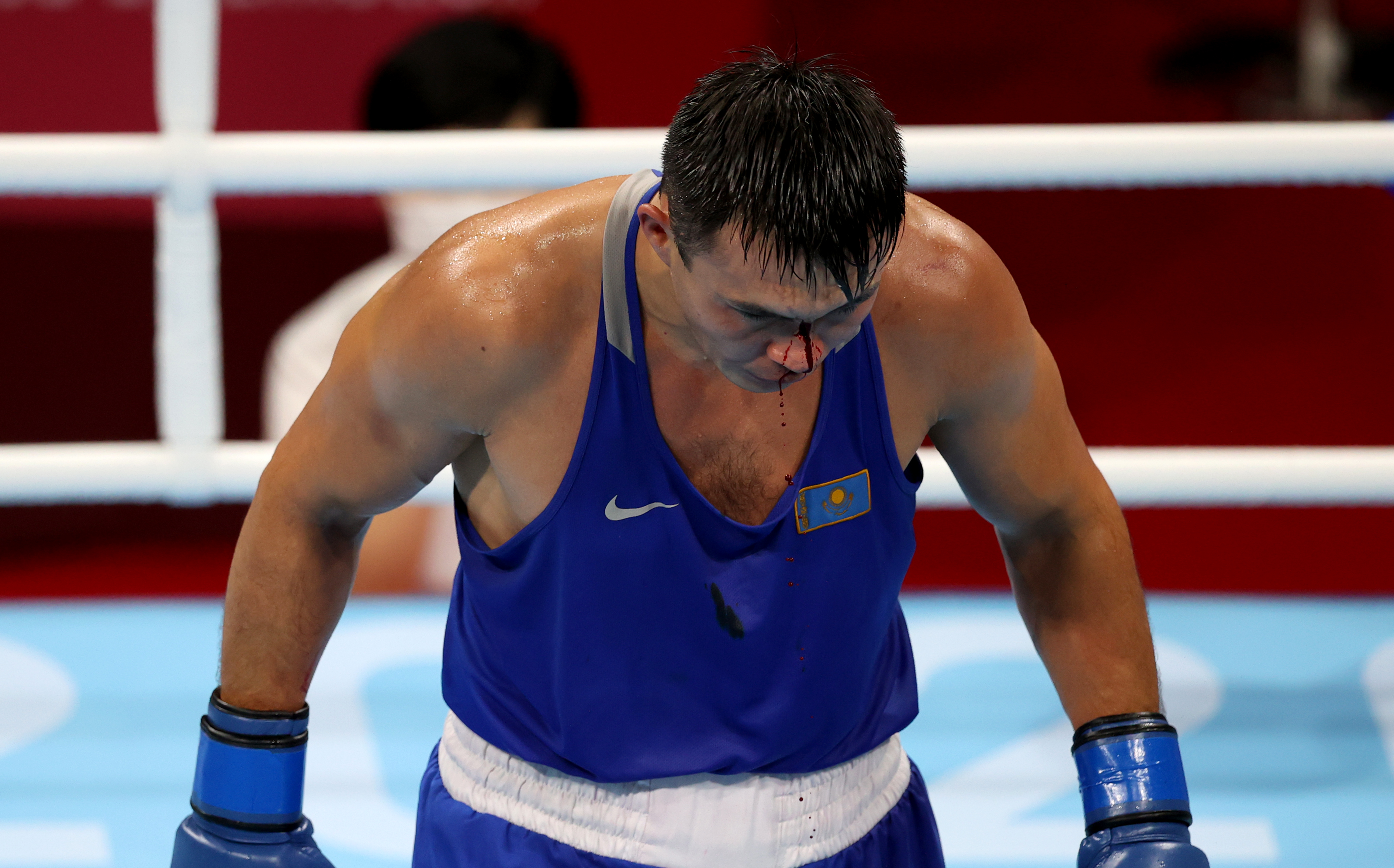El boxeador Kamshybek Kunkabayev de Kazakstán sufre una herida en la nariz hecha por Richard Torrez de los Estados Unidos.